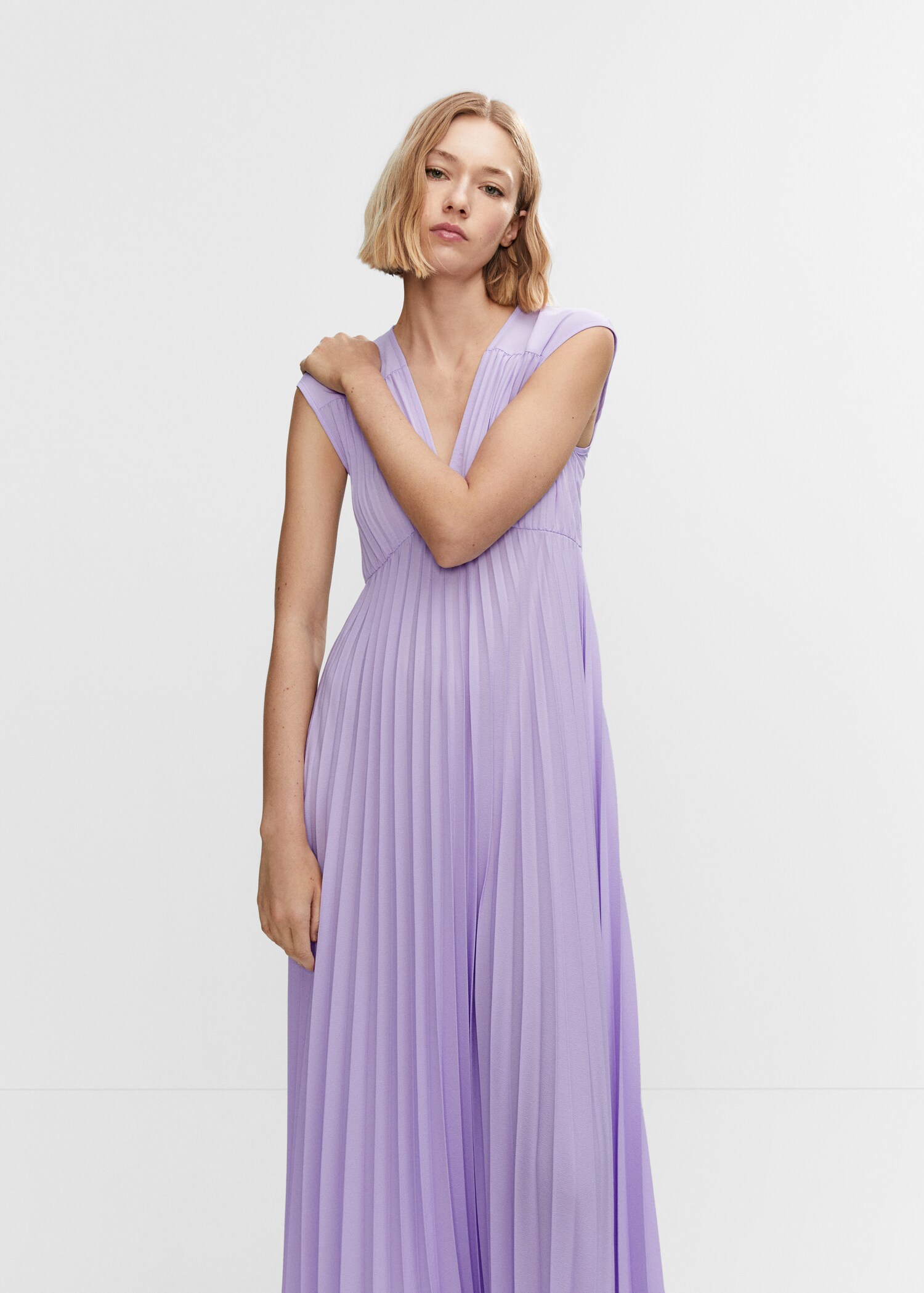 Robe plissée col V - Plan moyen