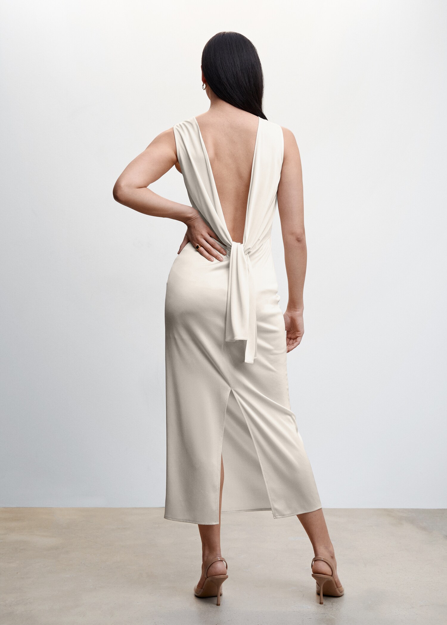 Cut-out back dress - Reverse of the article