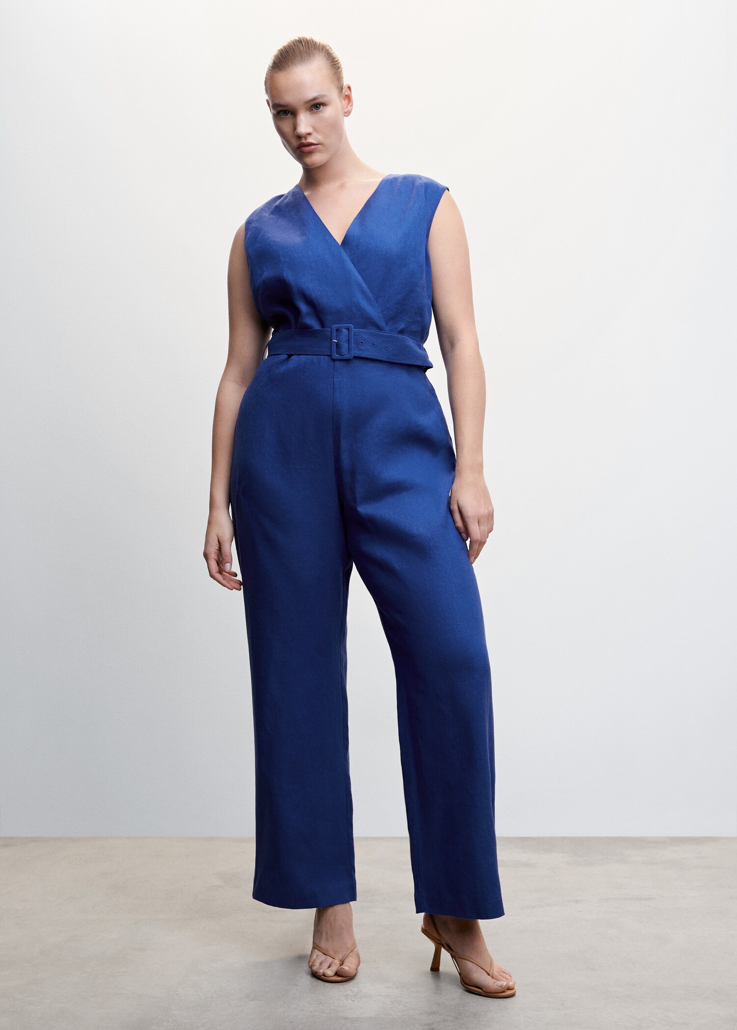 Linen jumpsuit with belt - Details of the article 3