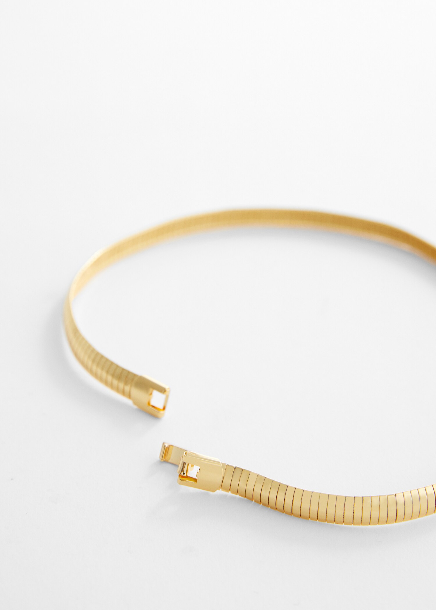 Жесткое ожерелье чокер 18K - Средний план