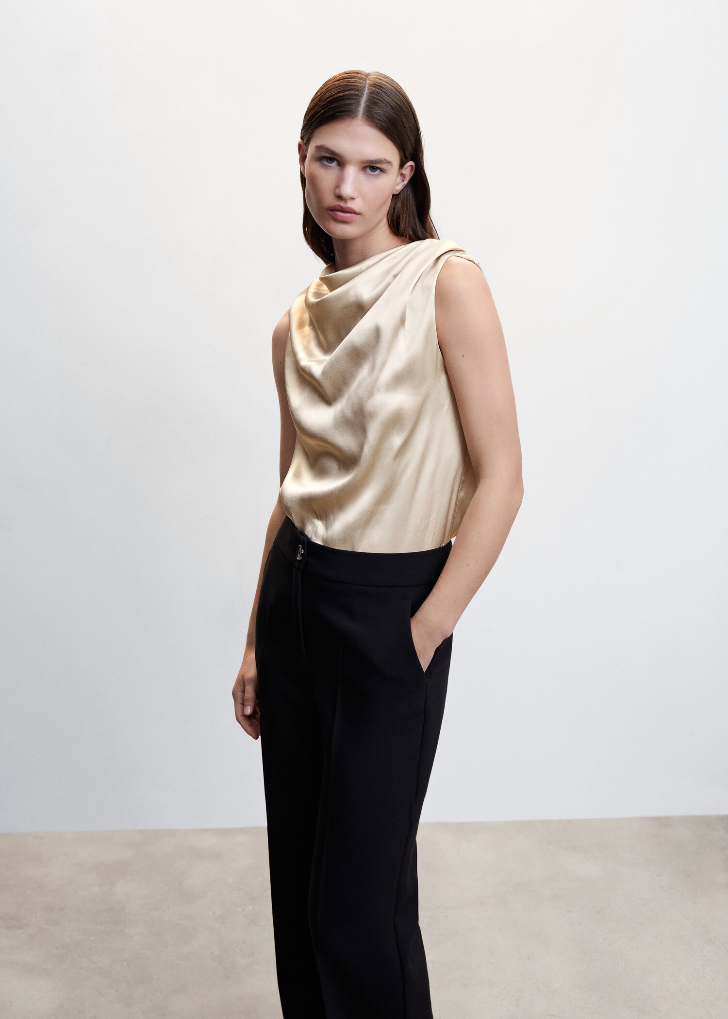Blouse satin col bénitier - Plan moyen