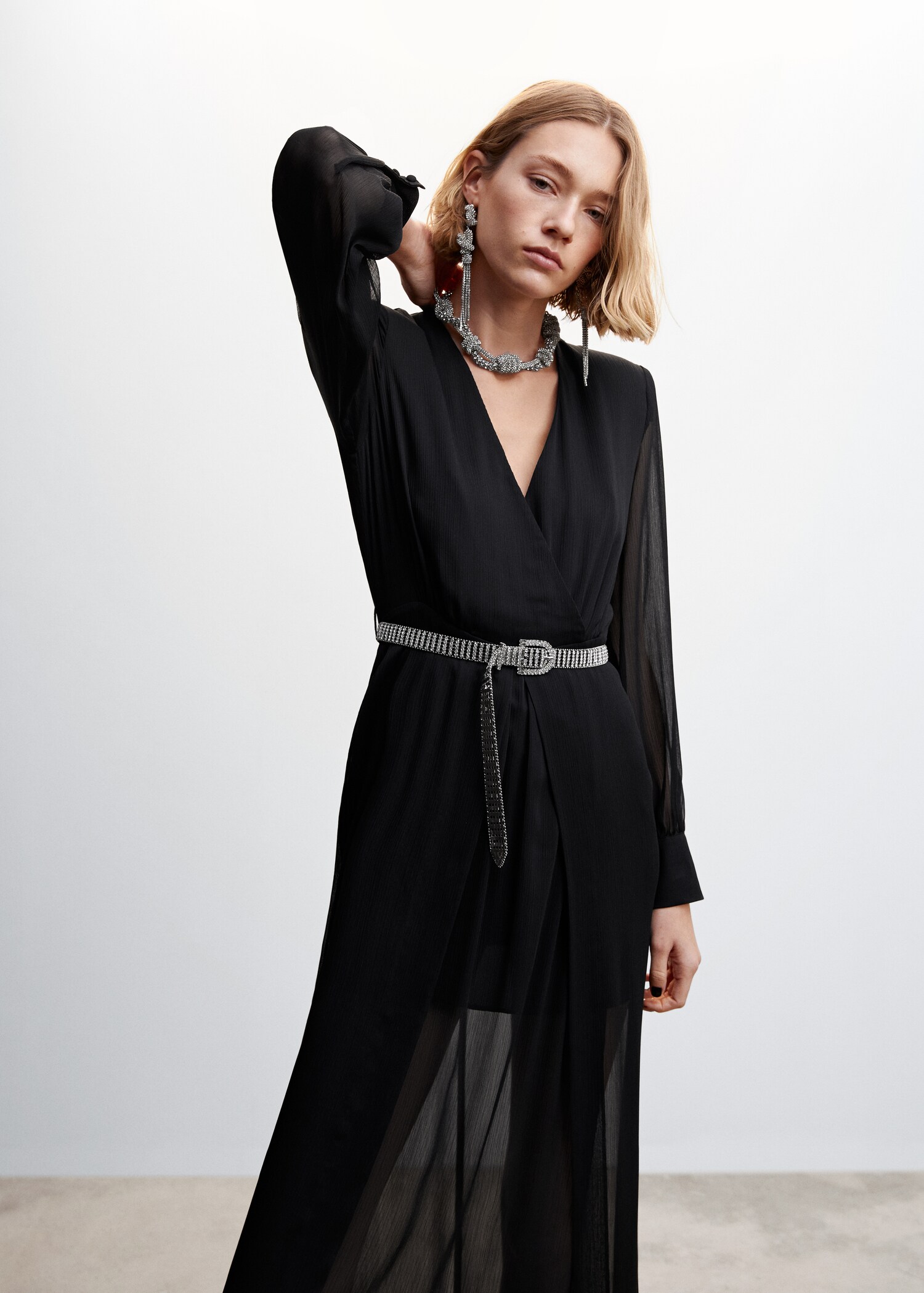 Vestido de gaze com aberturas - Plano médio