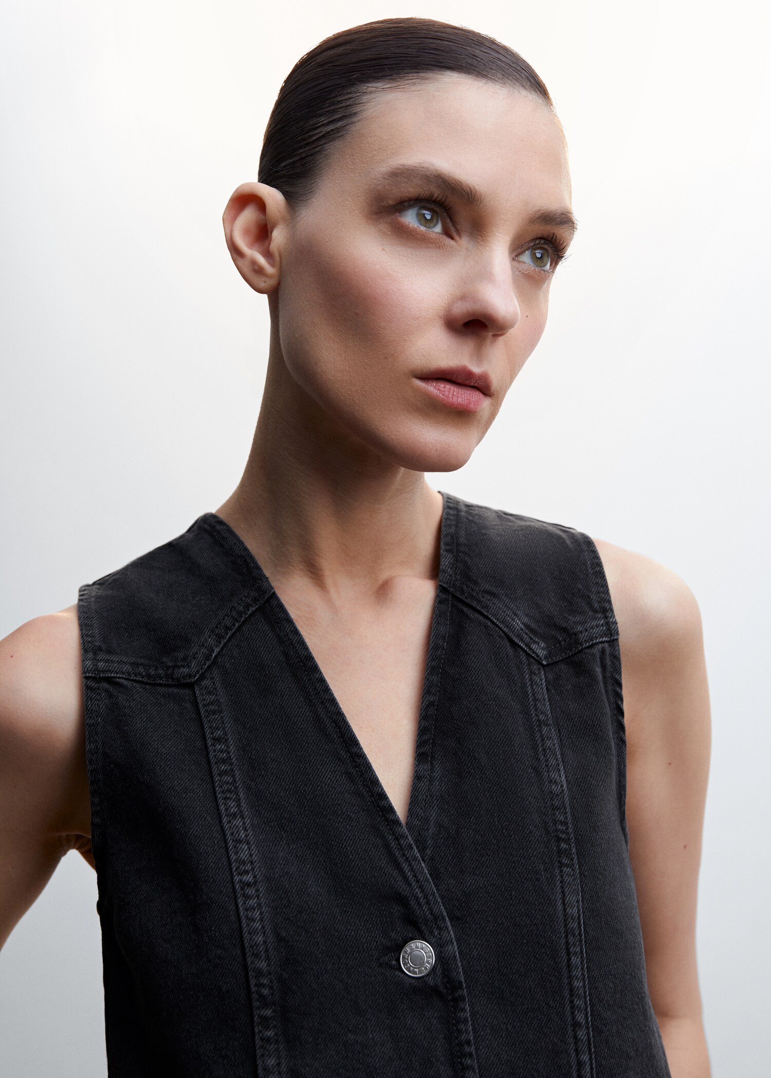 Denim gilet with decorative stitching - Details of the article 1