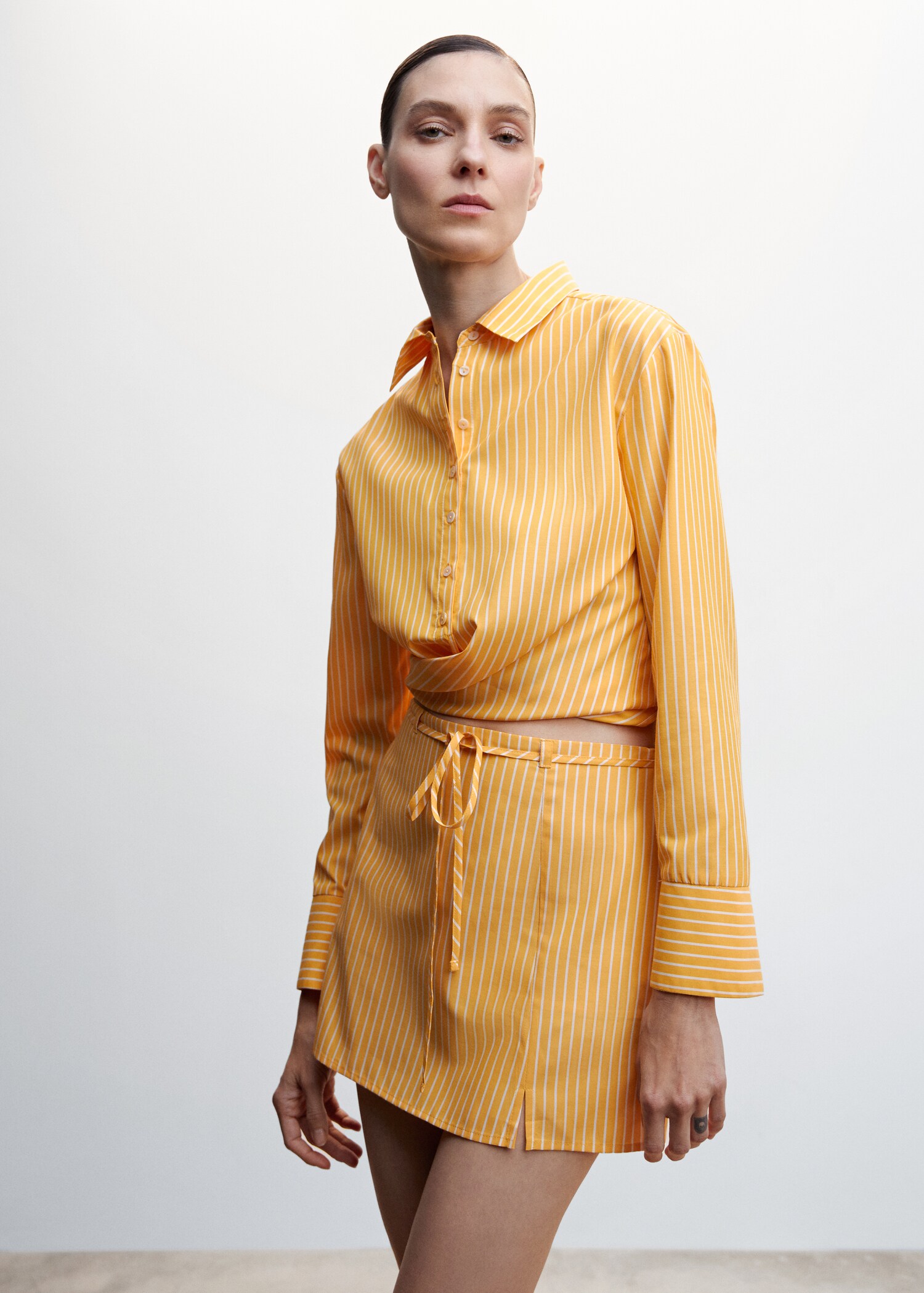 Chemise rayures nœud - Plan moyen