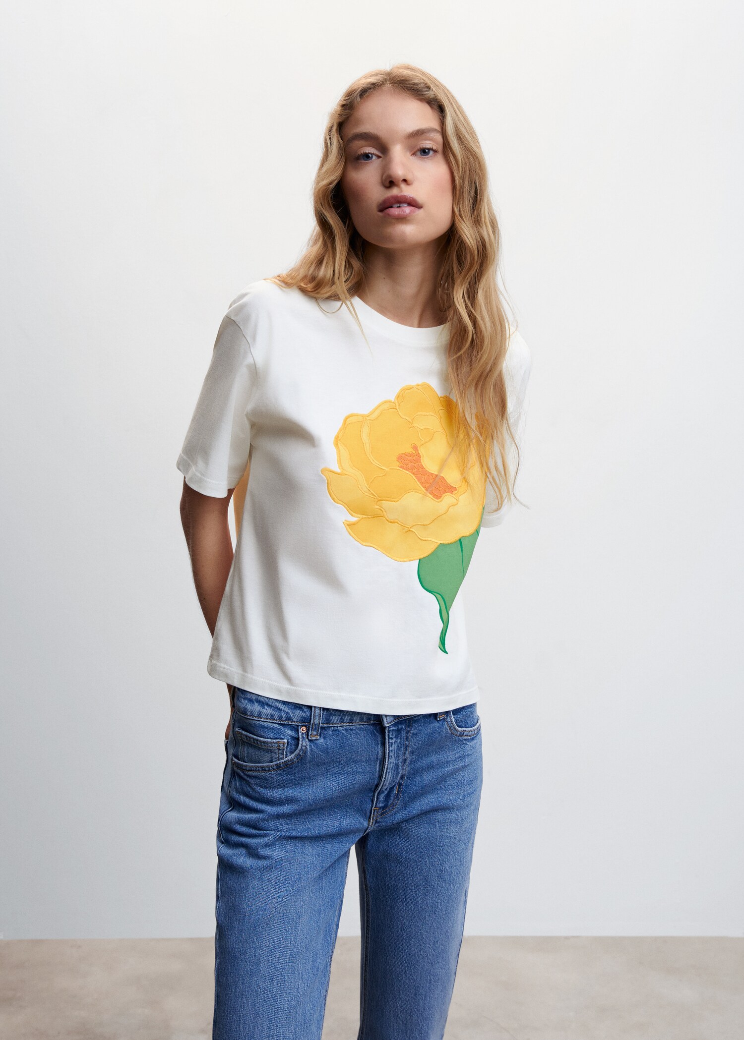 Gemustertes T-Shirt mit Stickerei - Mittlere Ansicht