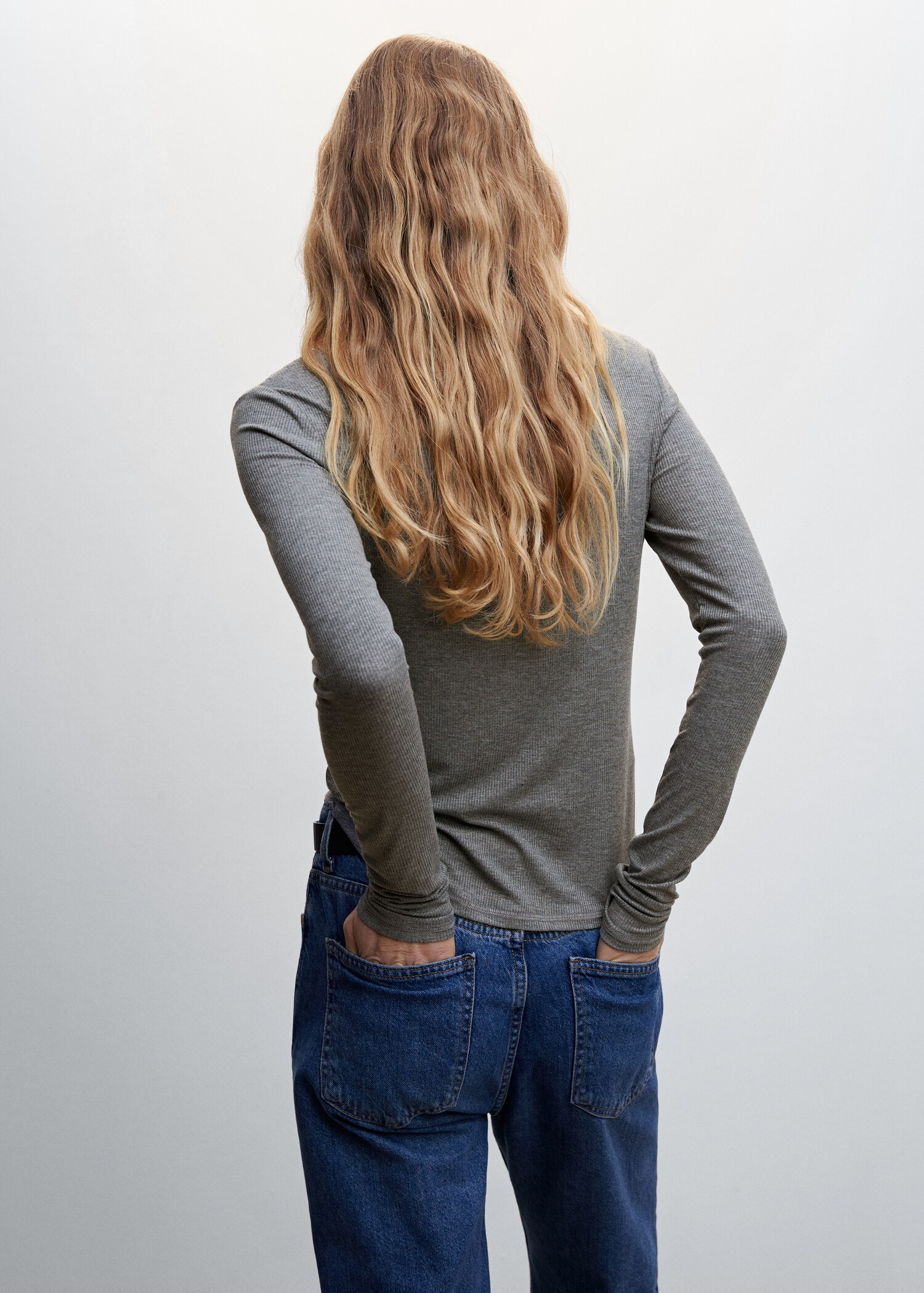 Ribbed long-sleeved t-shirt - Reverse of the article