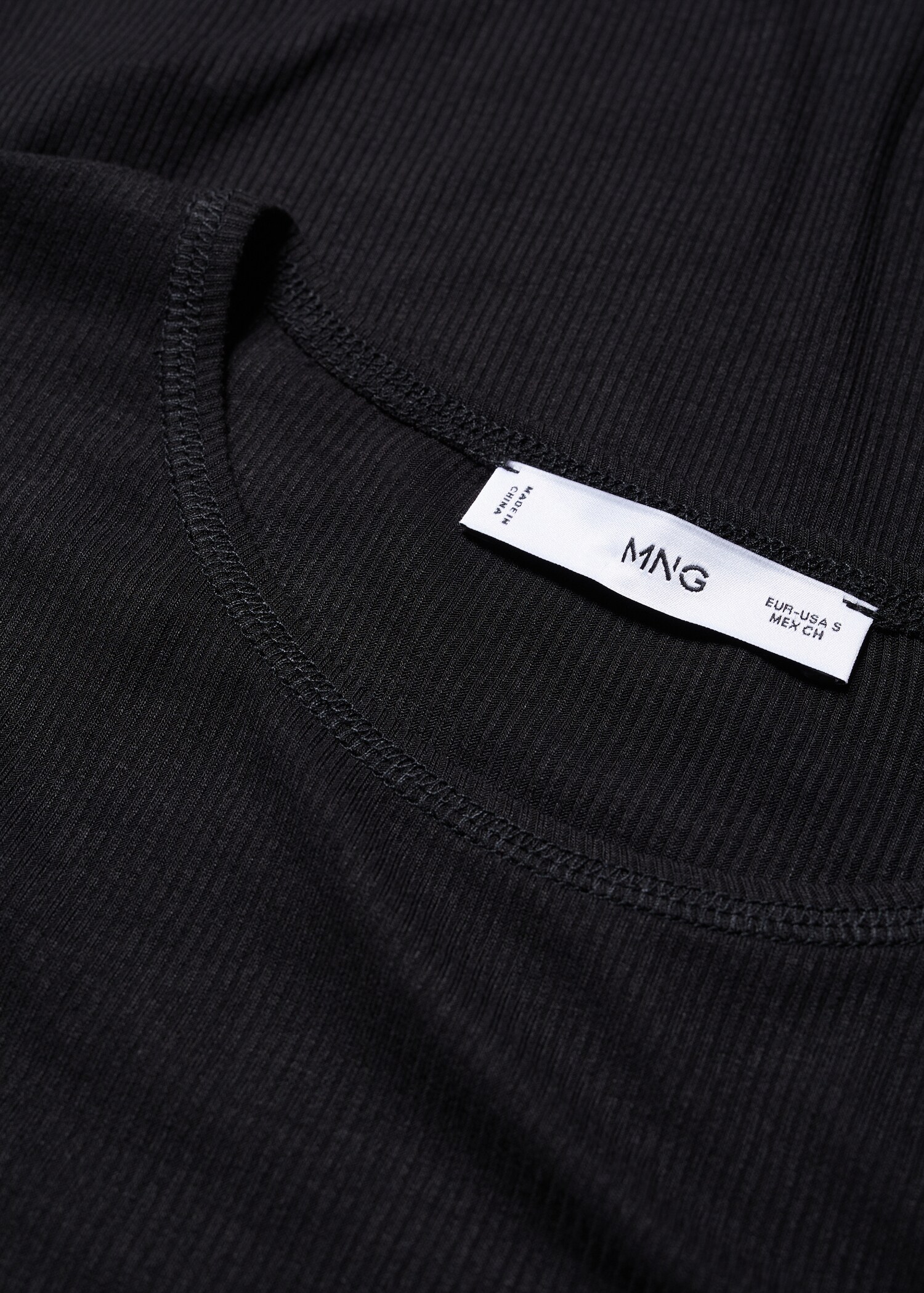 Langärmliges T-Shirt mit Rippstruktur - Detail des Artikels 8