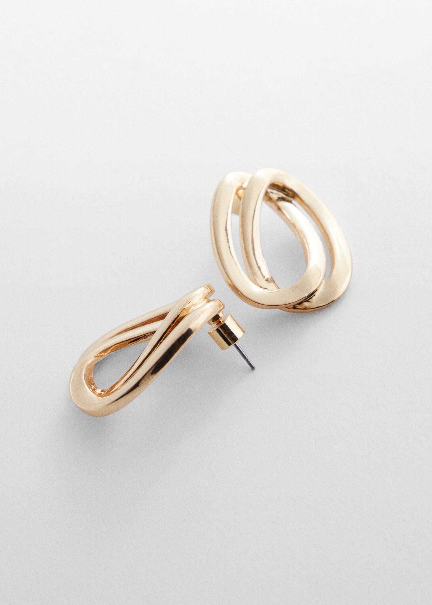 Double hoop earrings - Середній план