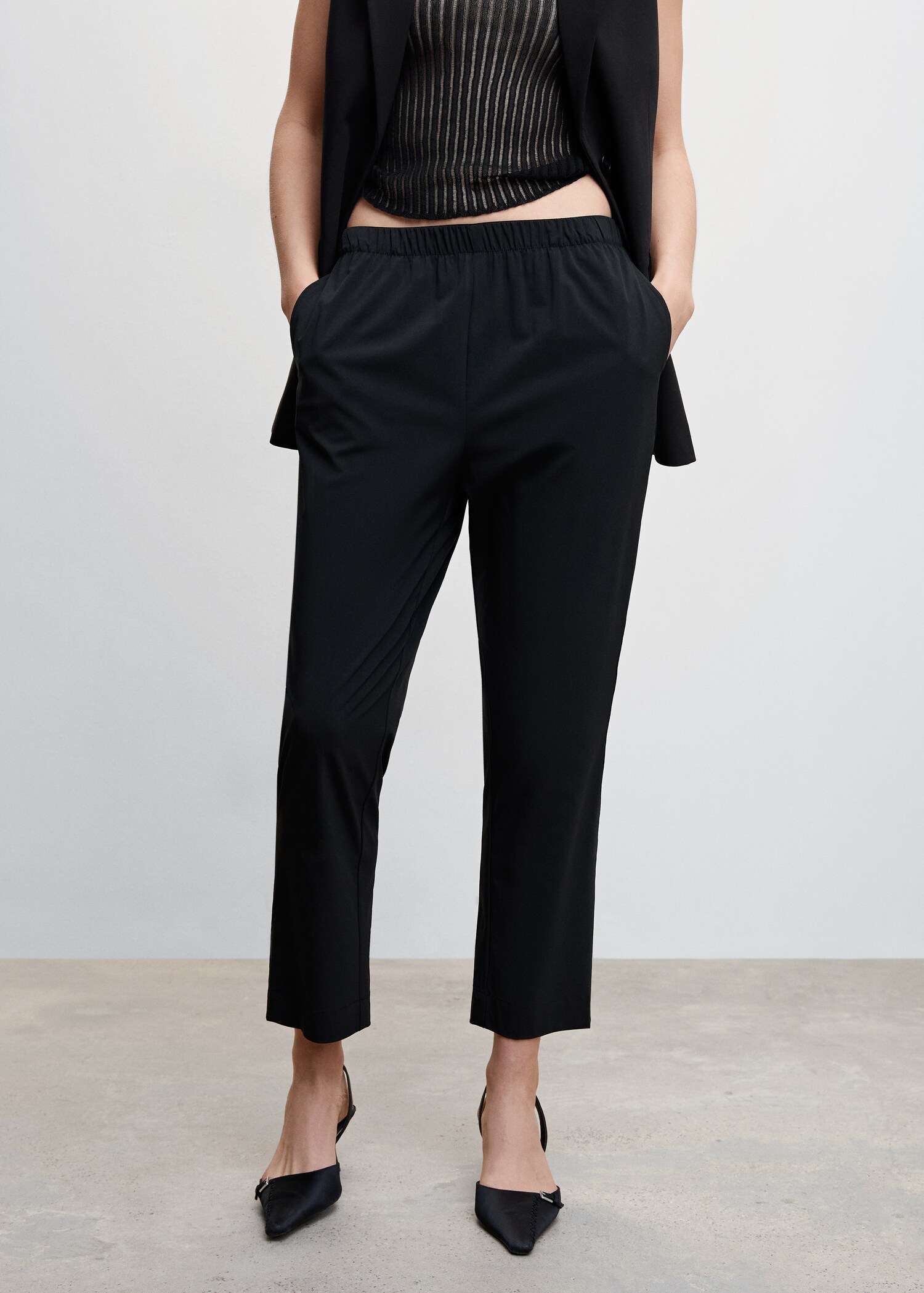 Elastic waist flowy trousers - Середній план