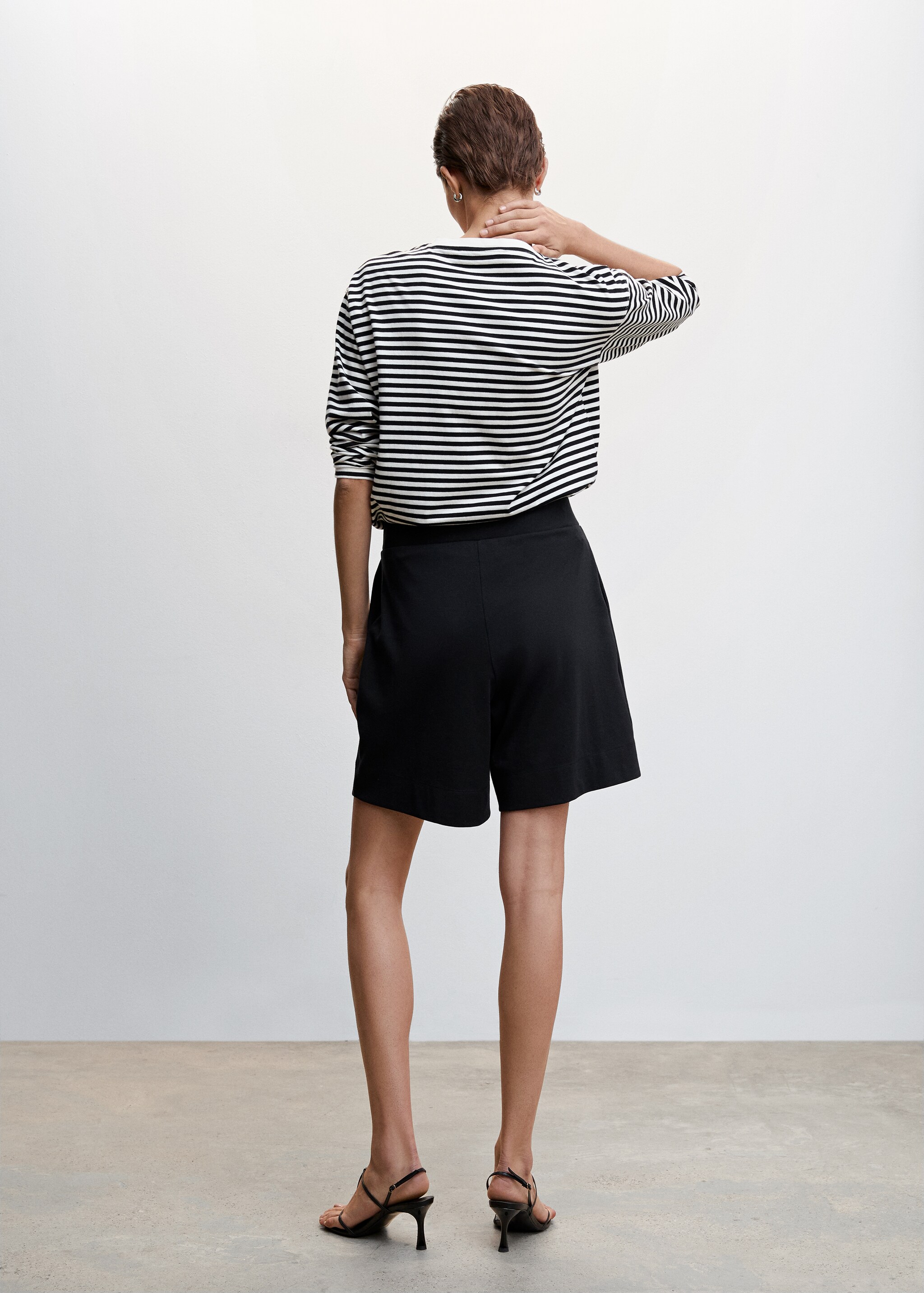 Pleated Bermuda shorts - Reverse of the article