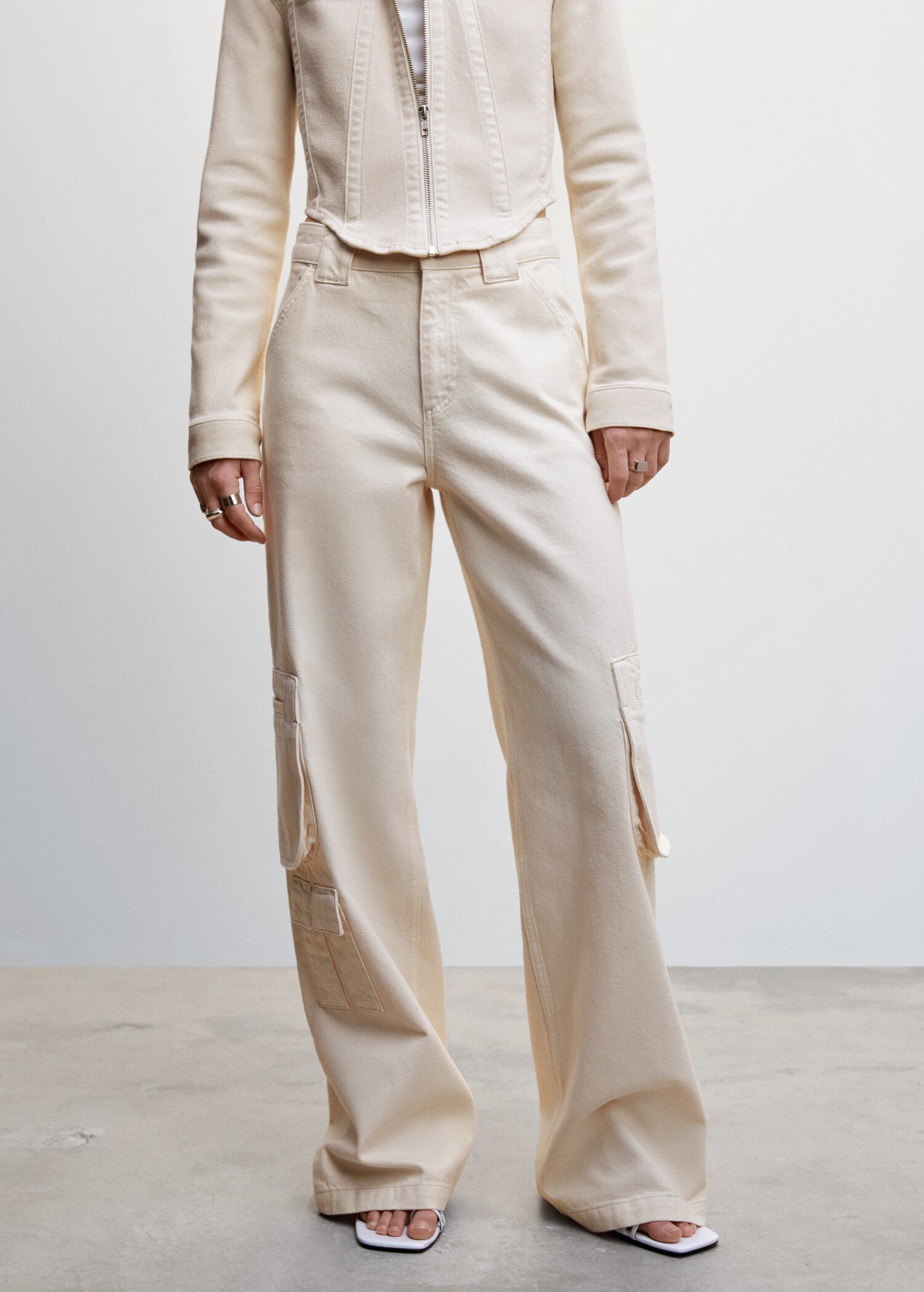 Jeans cargo bolsillos - Plano medio