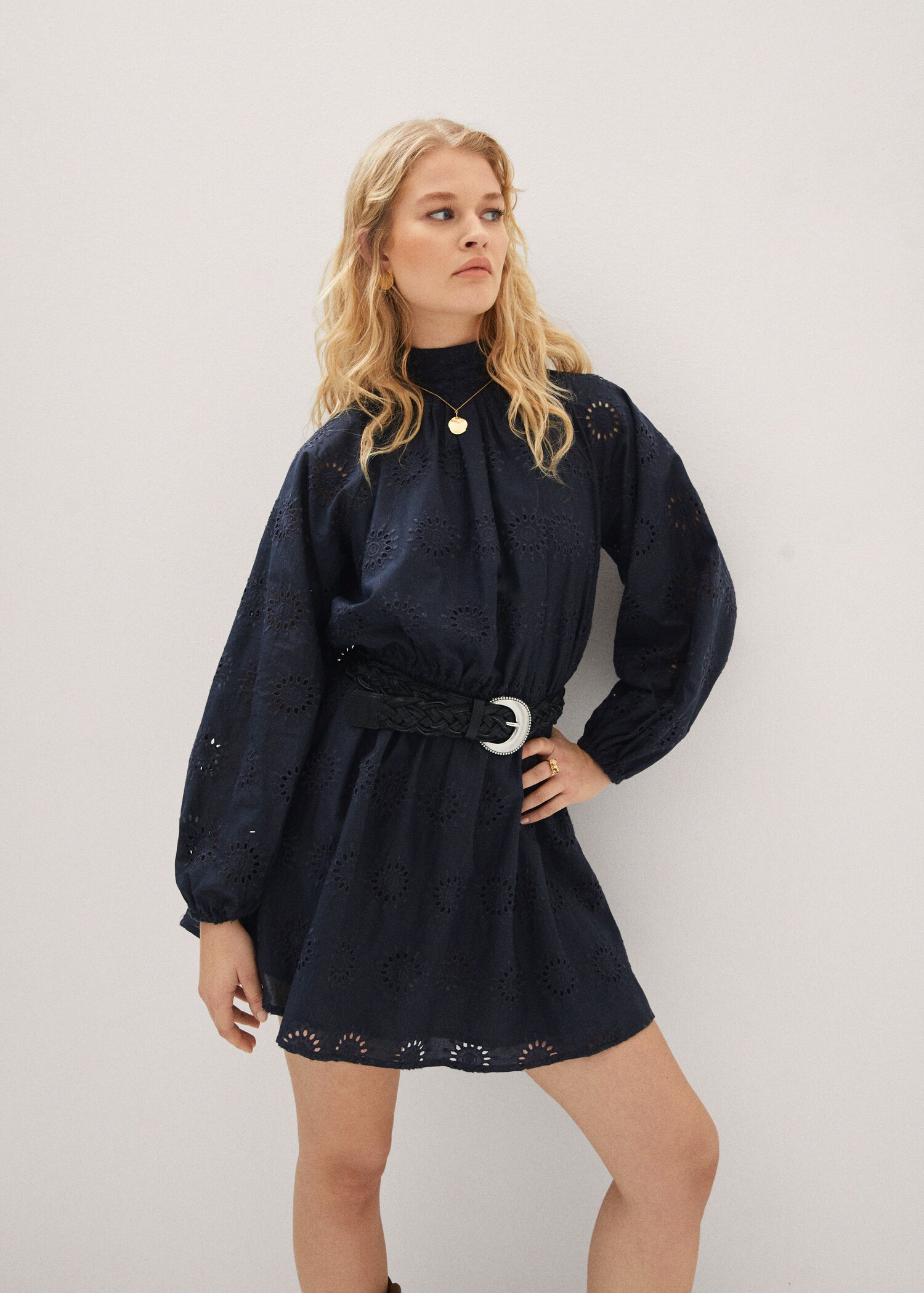 Robe coton détails ajourés - Plan moyen