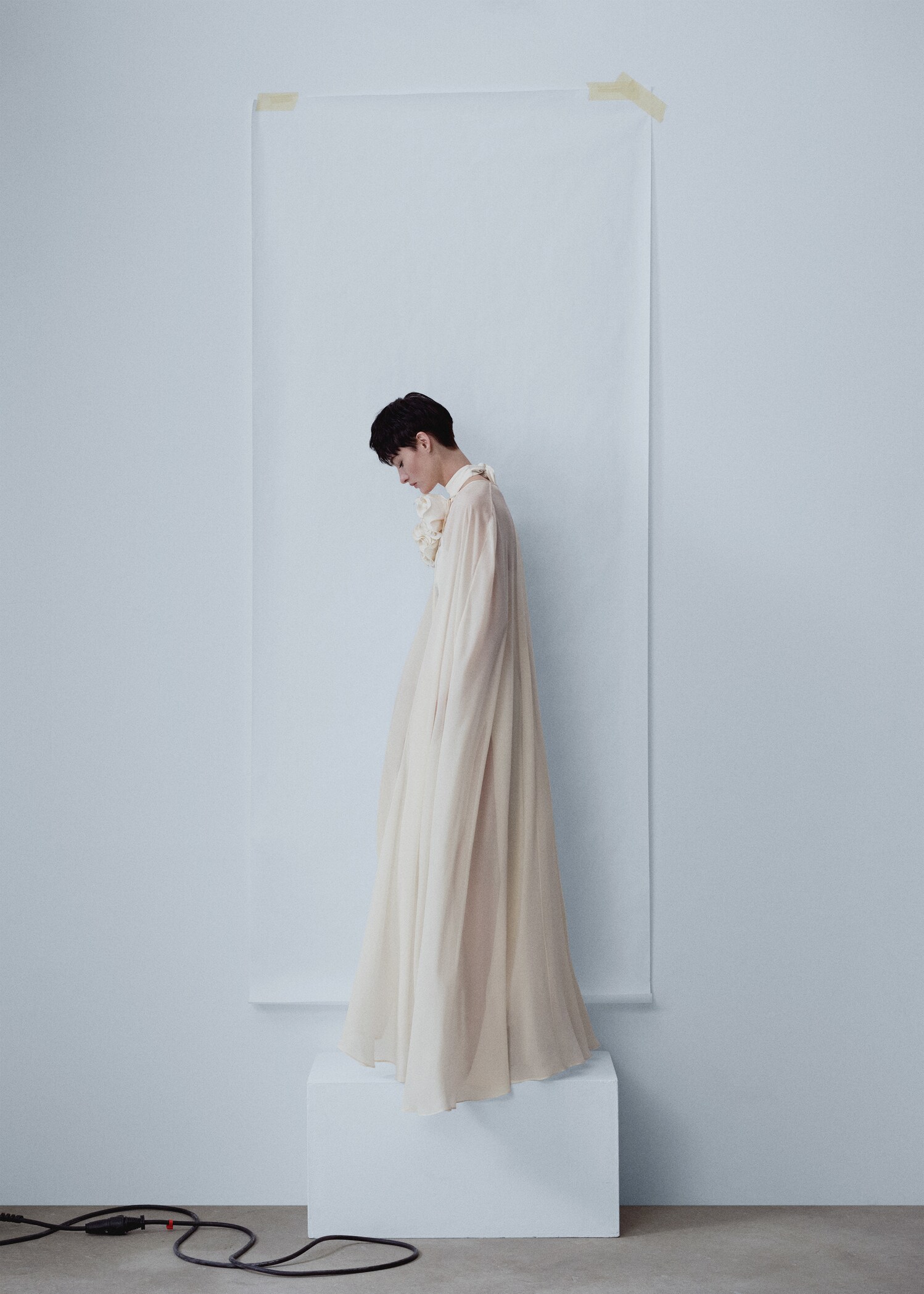 Long cape with tie zip - Details of the article 1
