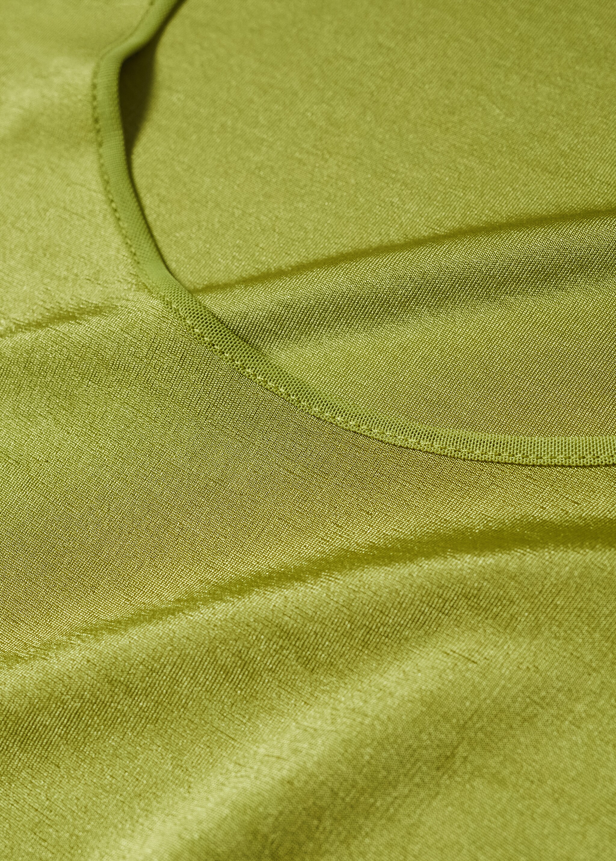 Low neck t-shirt - Details of the article 8