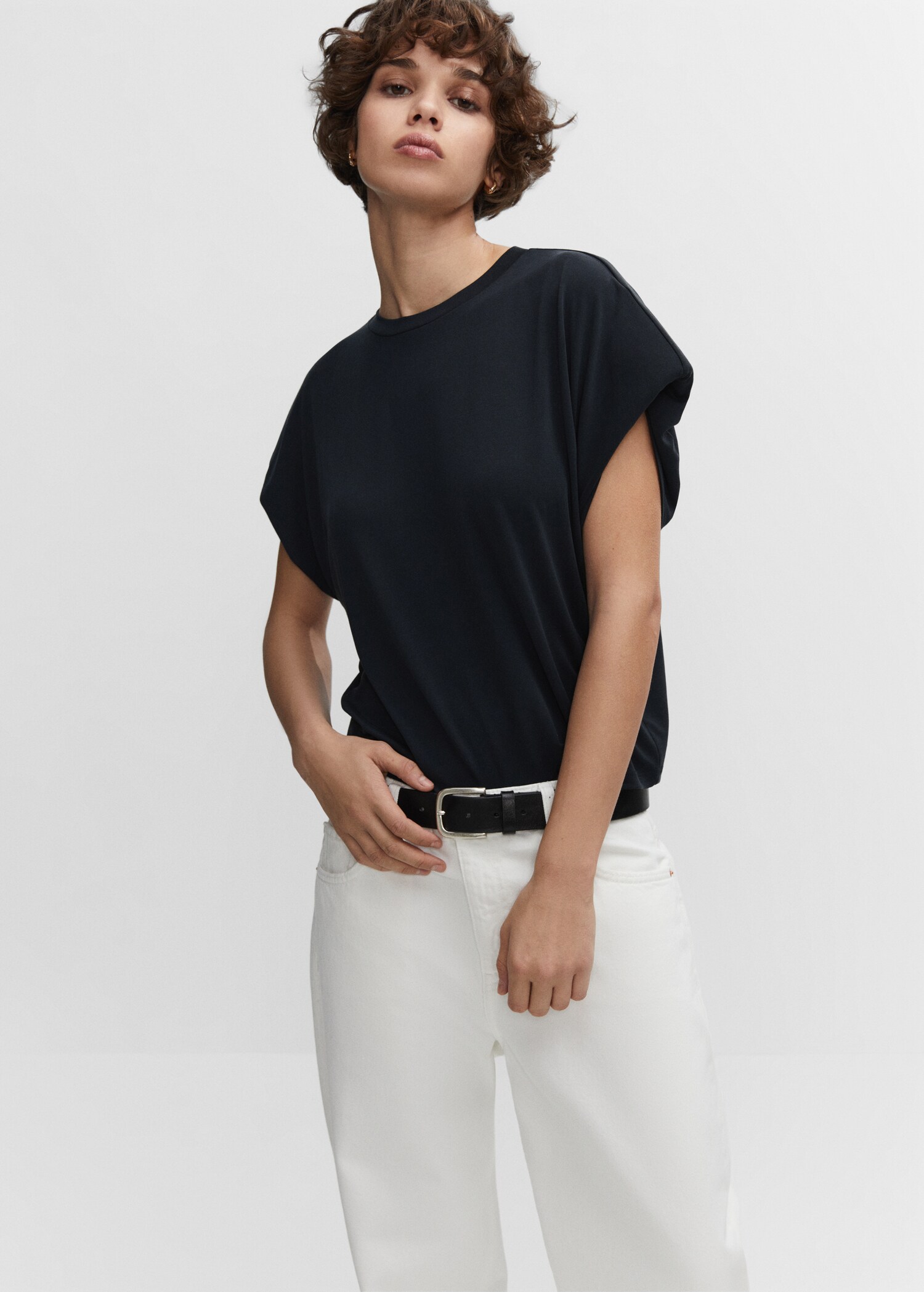 Tricou din modal oversize - Plan mediu