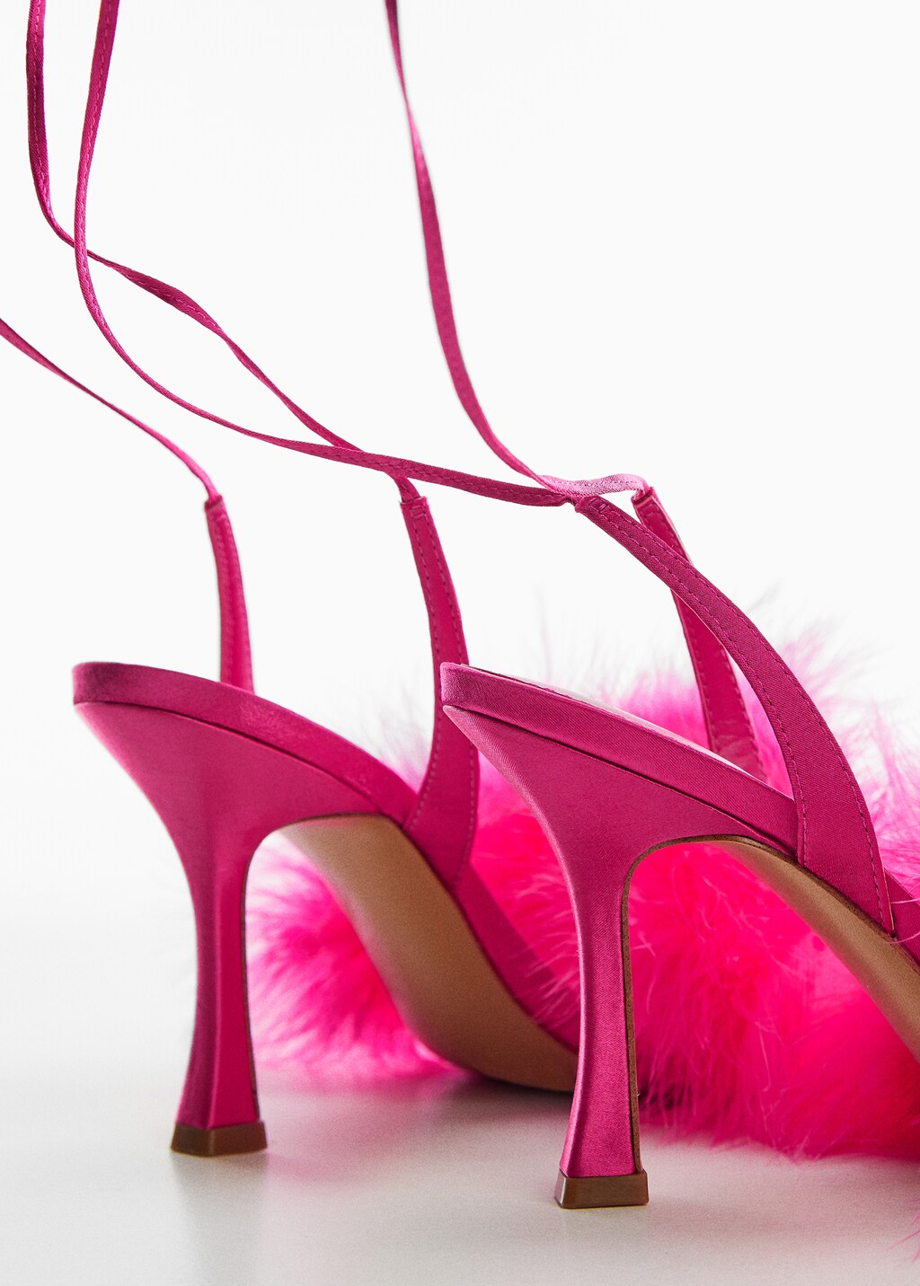 スタッズ付きピンクハイヒール Sandals with feather decoration | MANGO China
