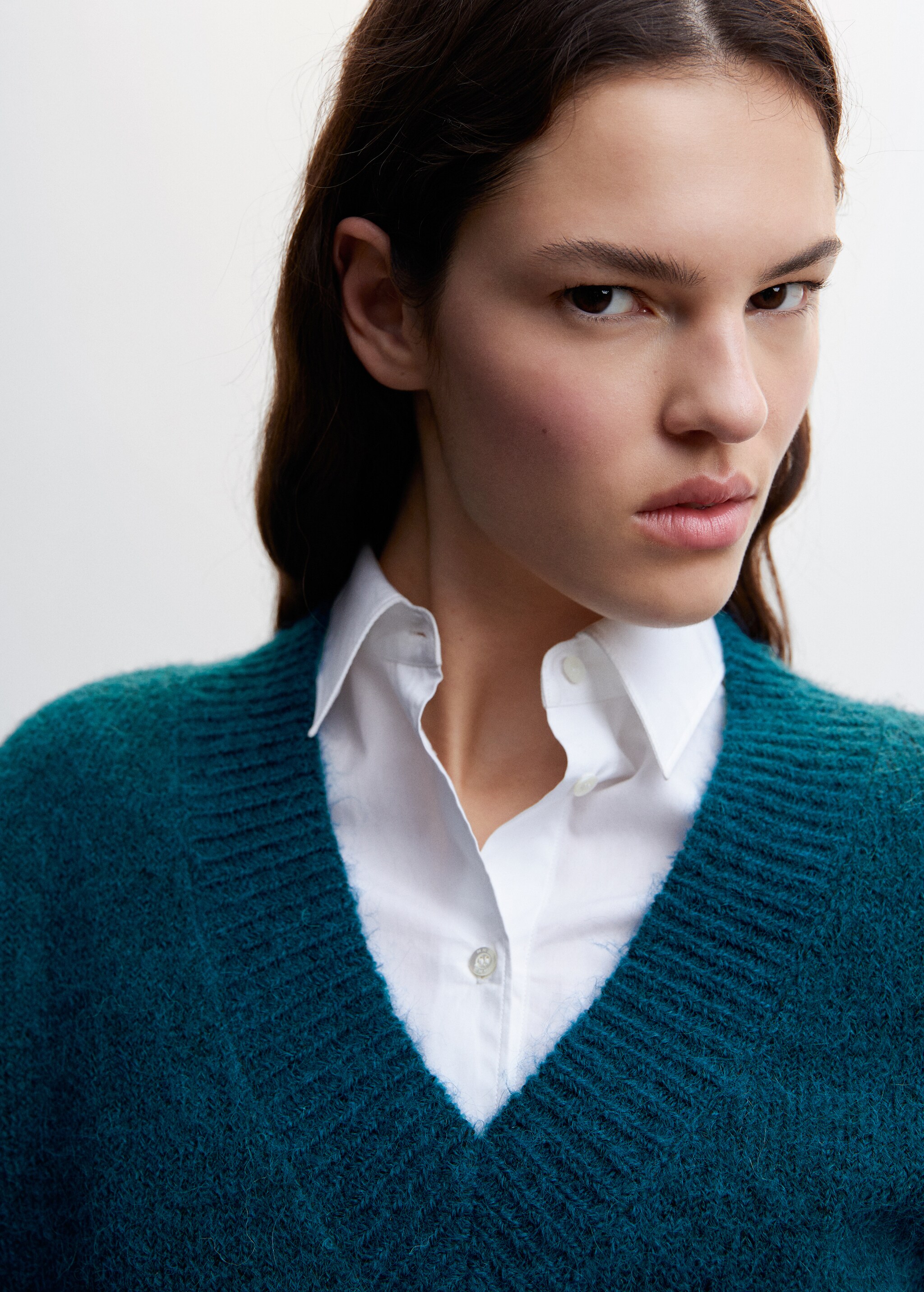 Chunky-knit V-neck sweater - Details of the article 2