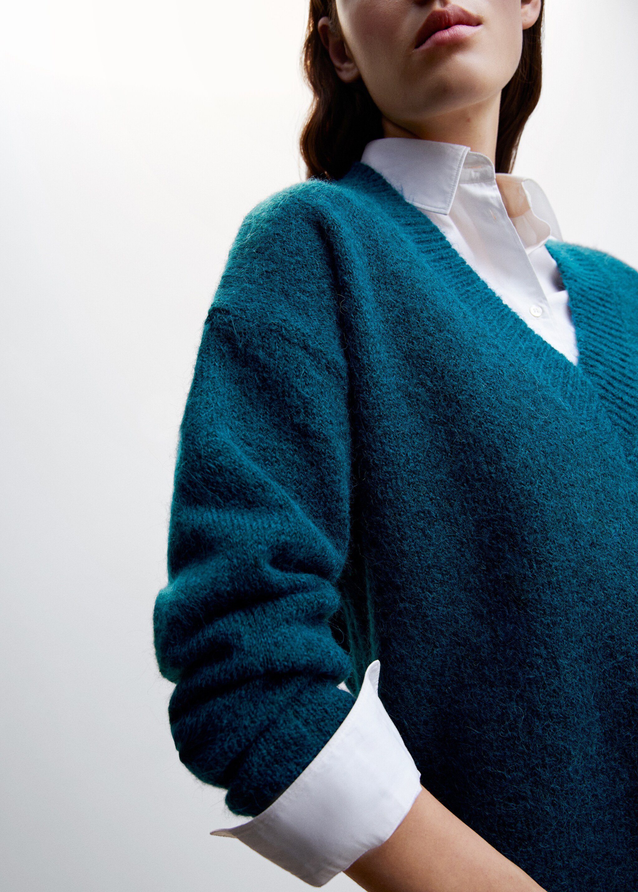 Chunky-knit V-neck sweater - Details of the article 6