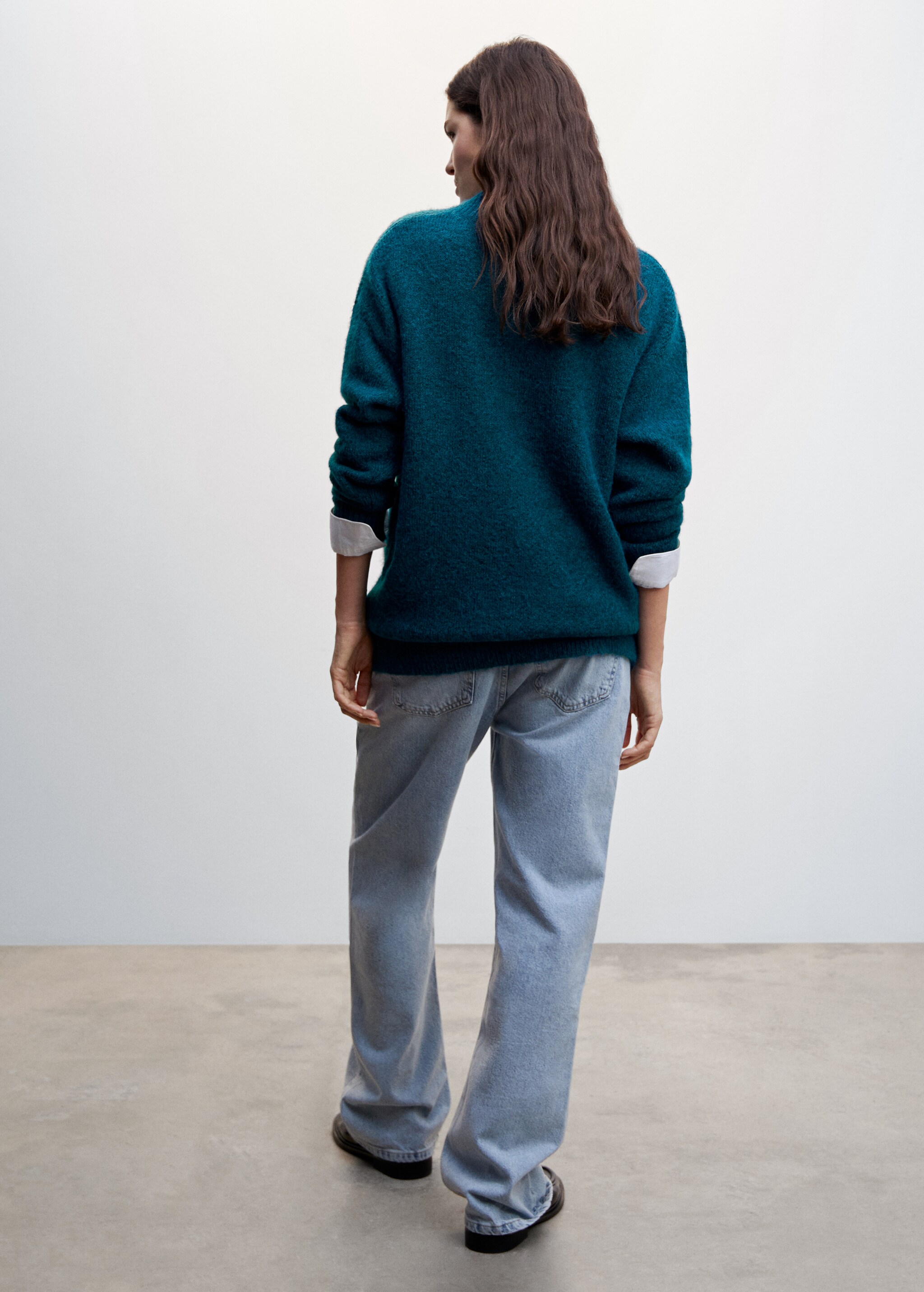 Chunky-knit V-neck sweater - Reverse of the article