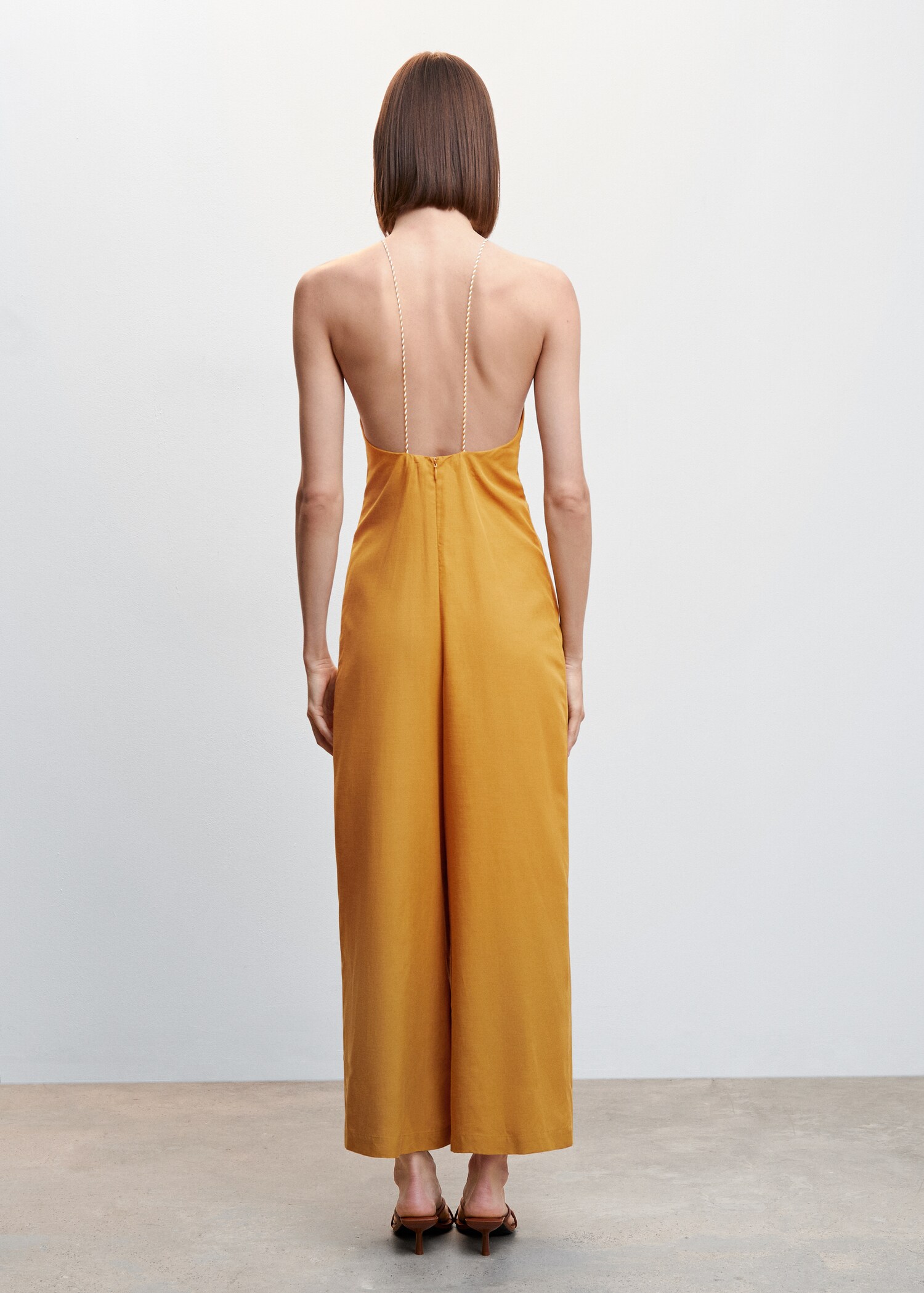 Rückenfreier Jumpsuit - Rückseite des Artikels