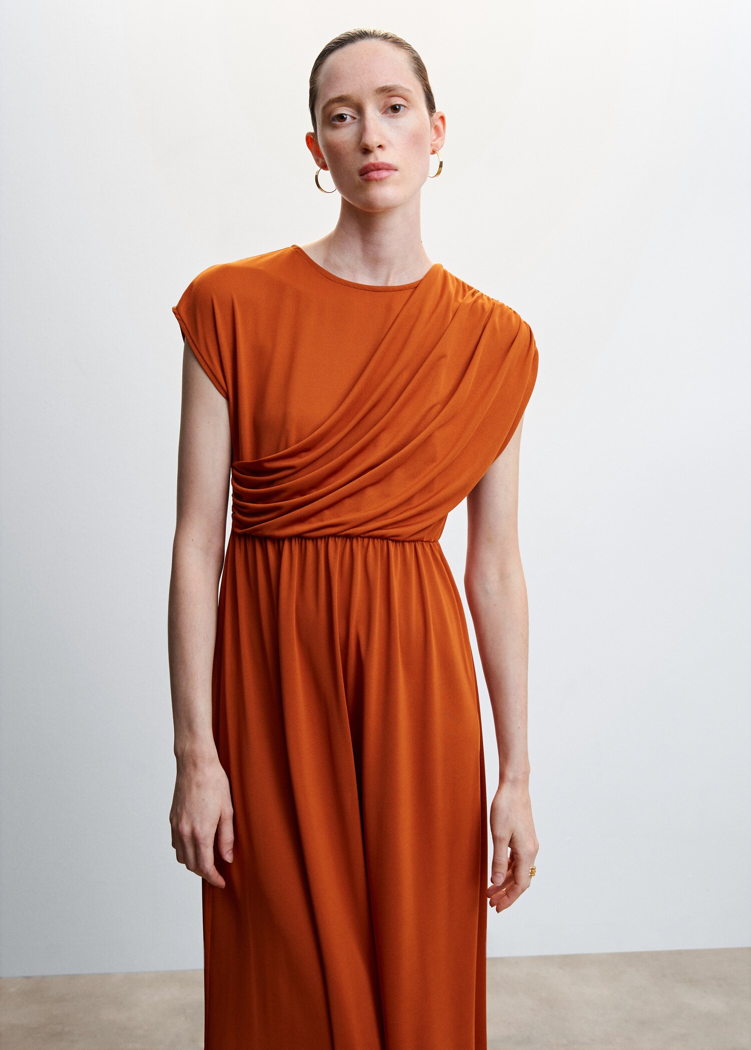 Robe détail drapé - Plan moyen