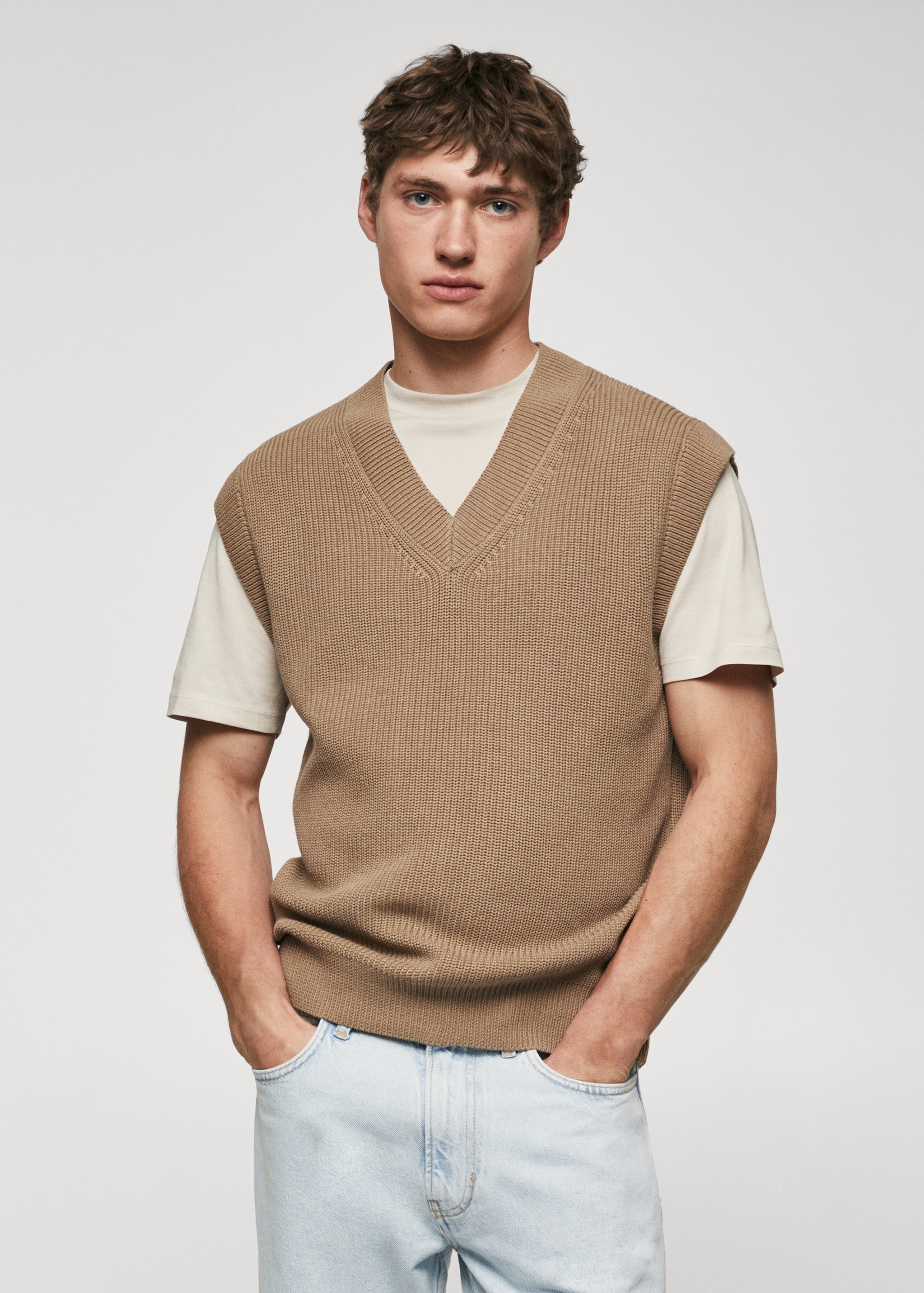 V-neck knitted gilet Men MANGO Niger - Main Image