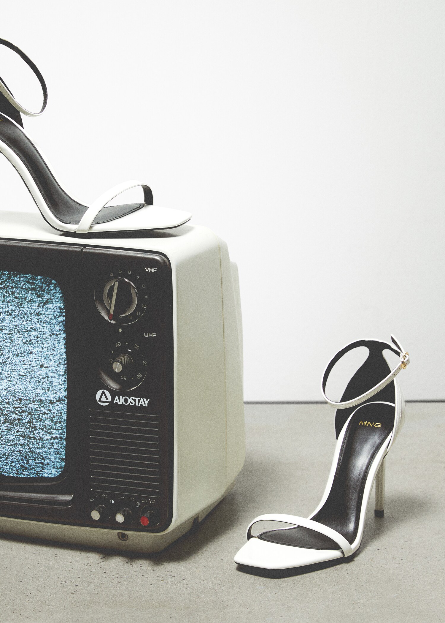 Ankle-cuff sandals - Details of the article 6