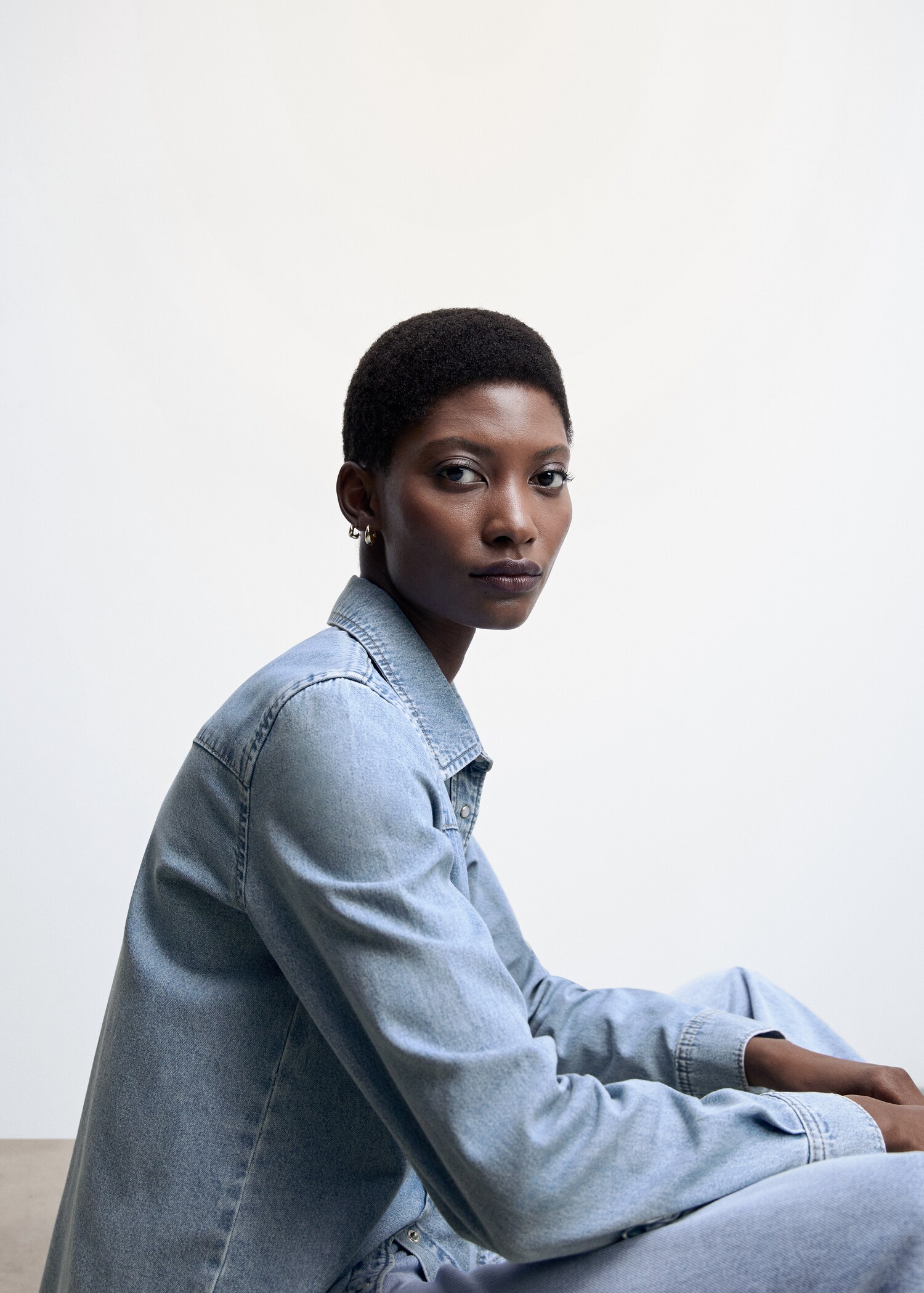 Chest-pocket denim shirt - Details of the article 2