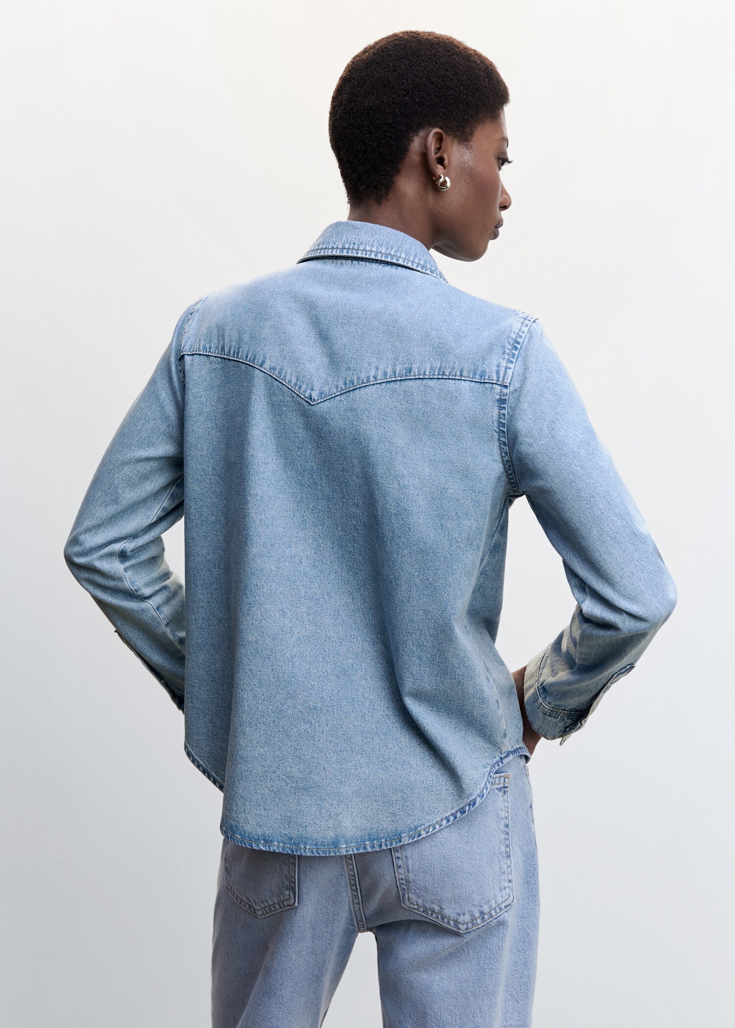 Chest-pocket denim shirt - Reverse of the article