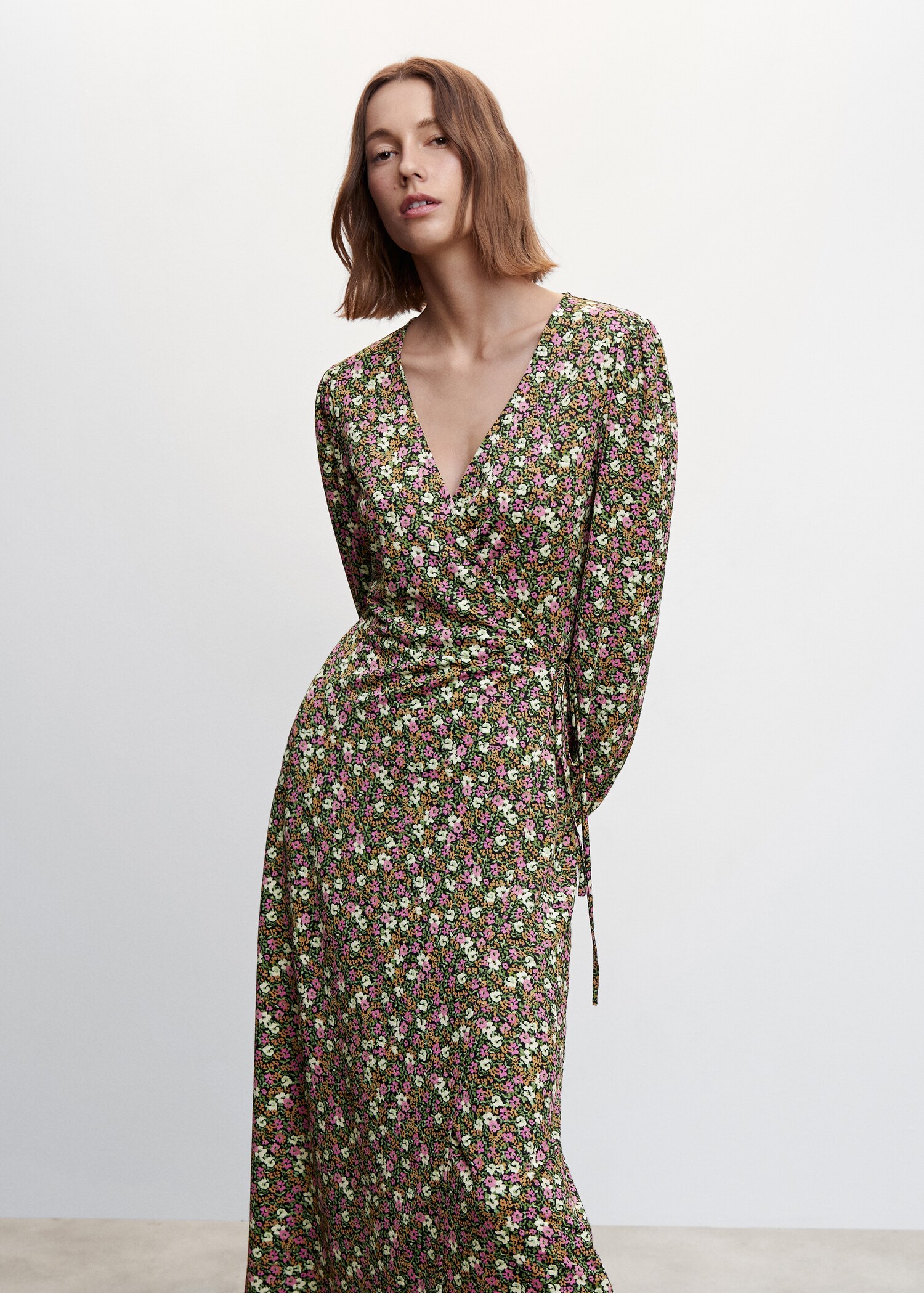Vestido estampado abertura  - Plano medio