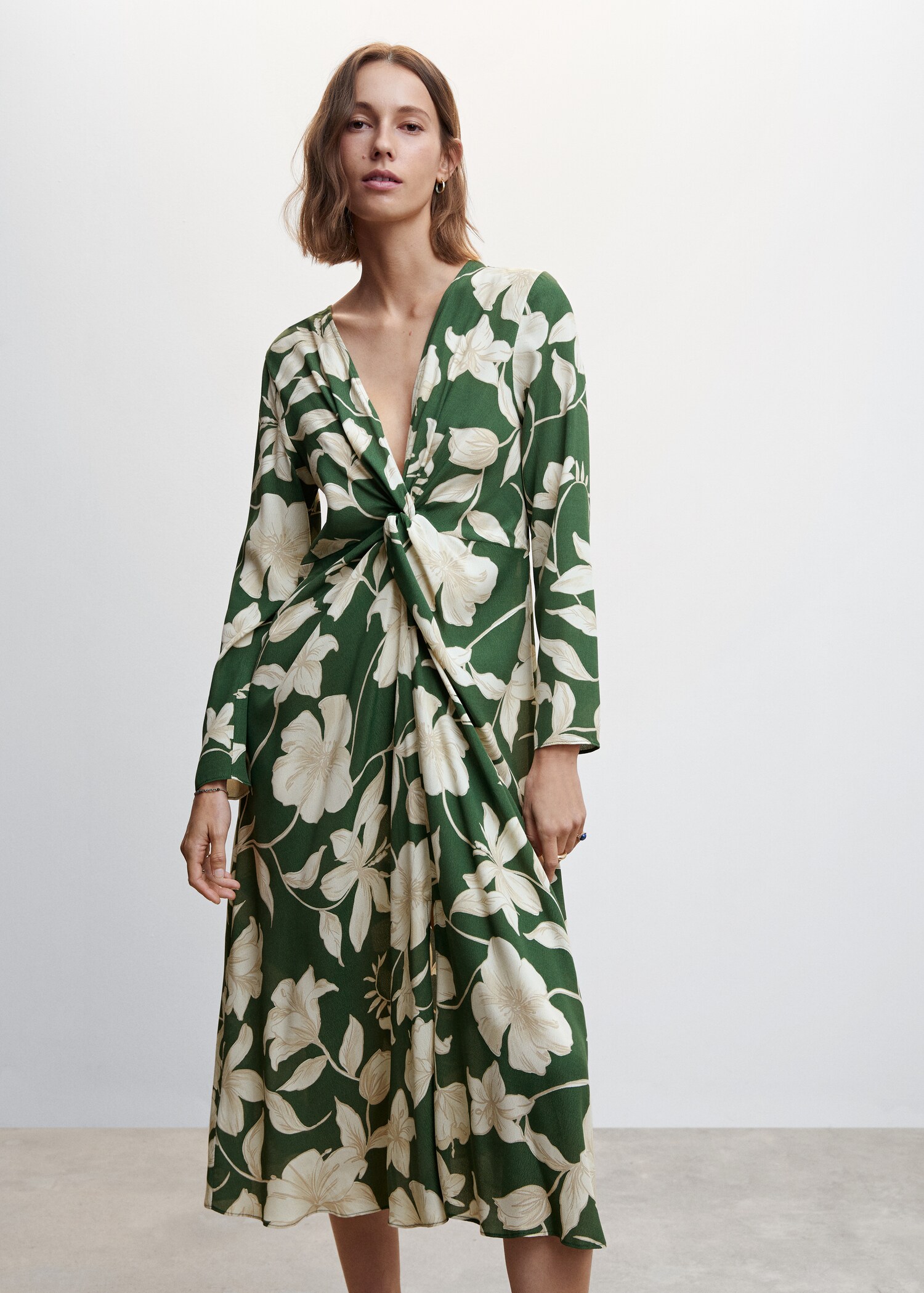 Vestido floral satinado - Plano medio
