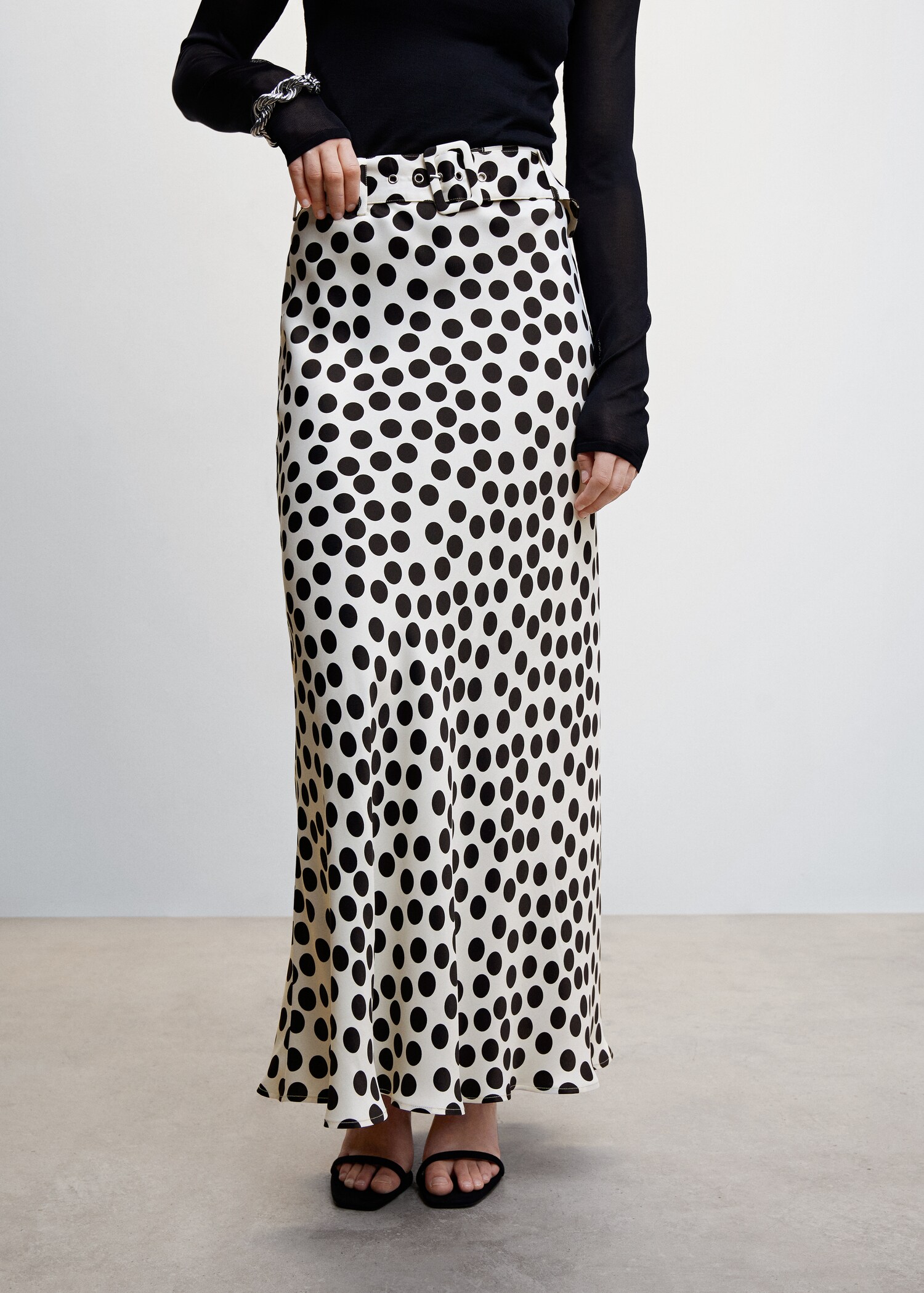 Falda estampada lunares cinturón - Plano medio