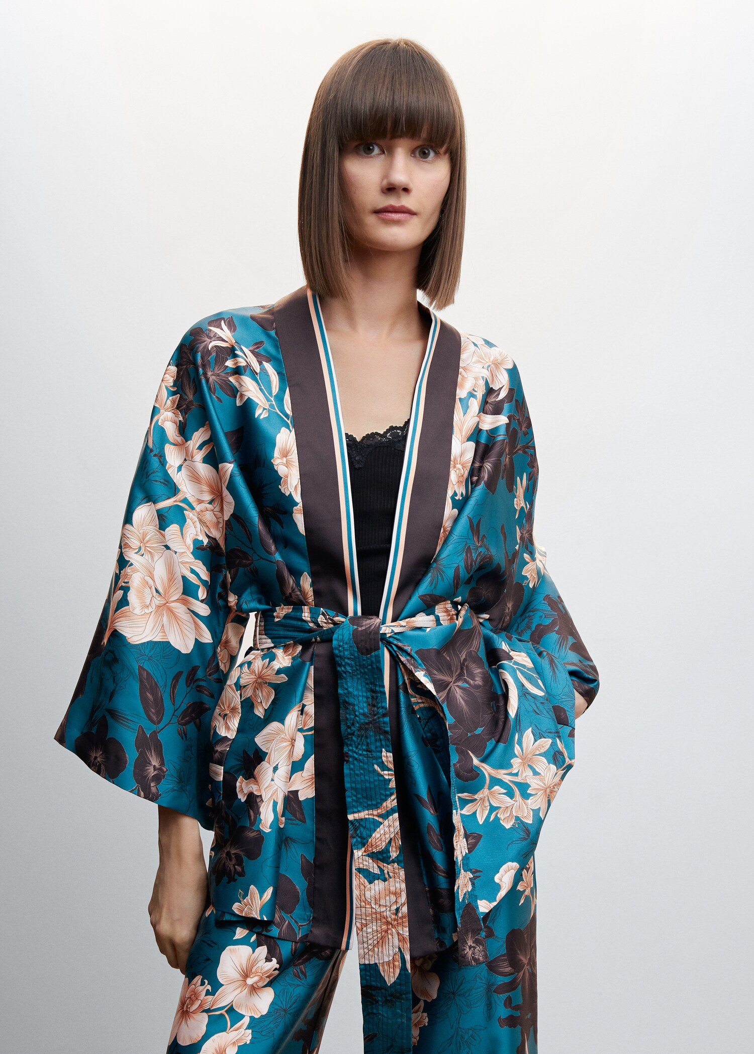 Kimono fleuri ceinture nouée - Plan moyen