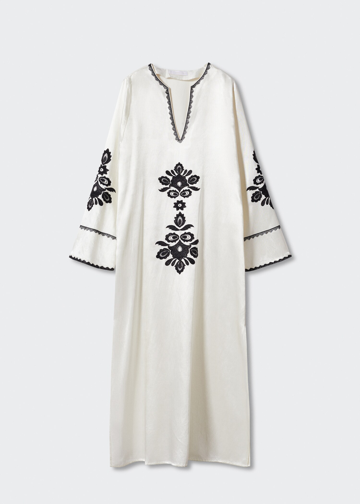 Rochie brodată cu deschidere laterală - Articol fără model