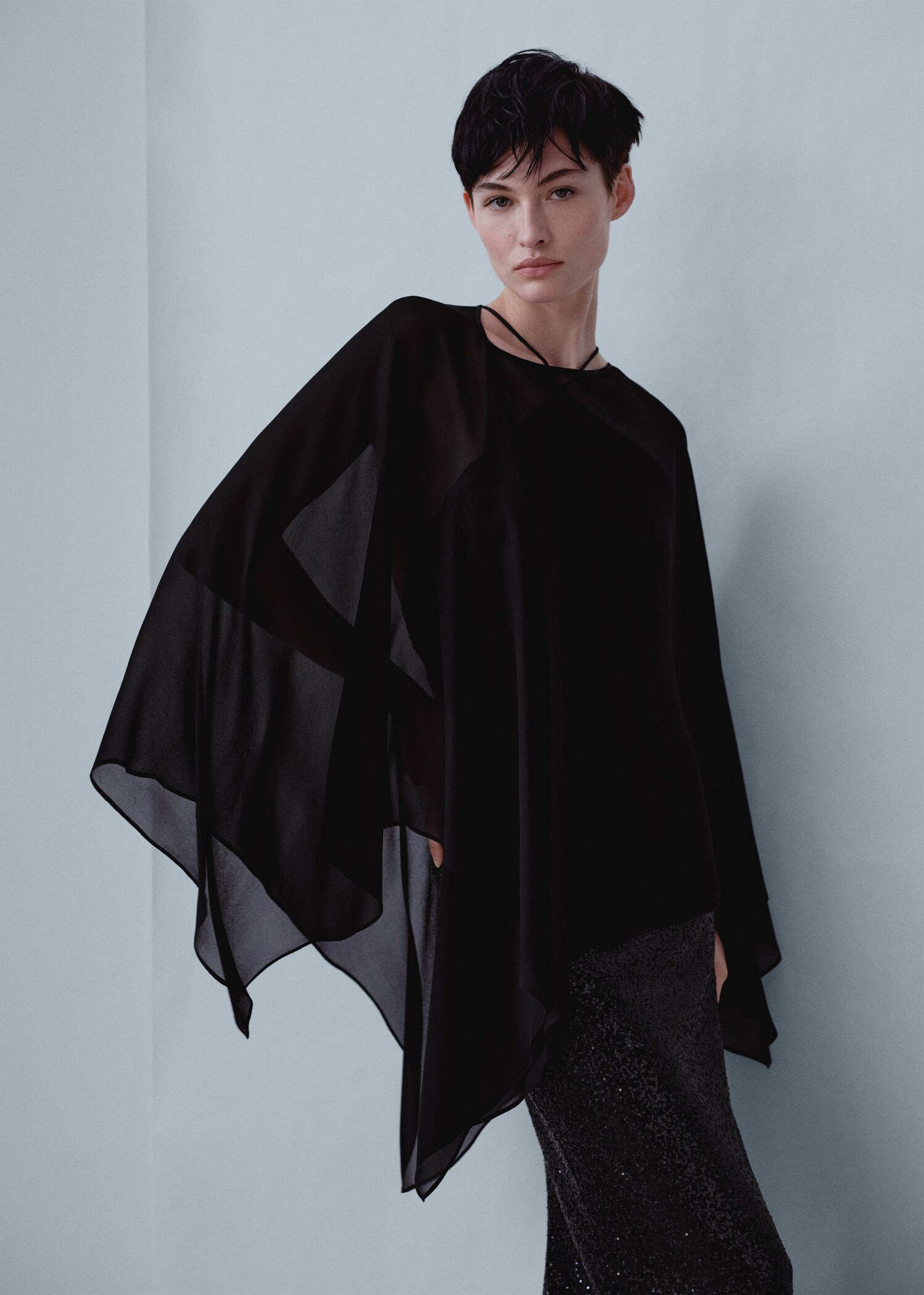 Cape semi-transparente asymétrique - Plan moyen