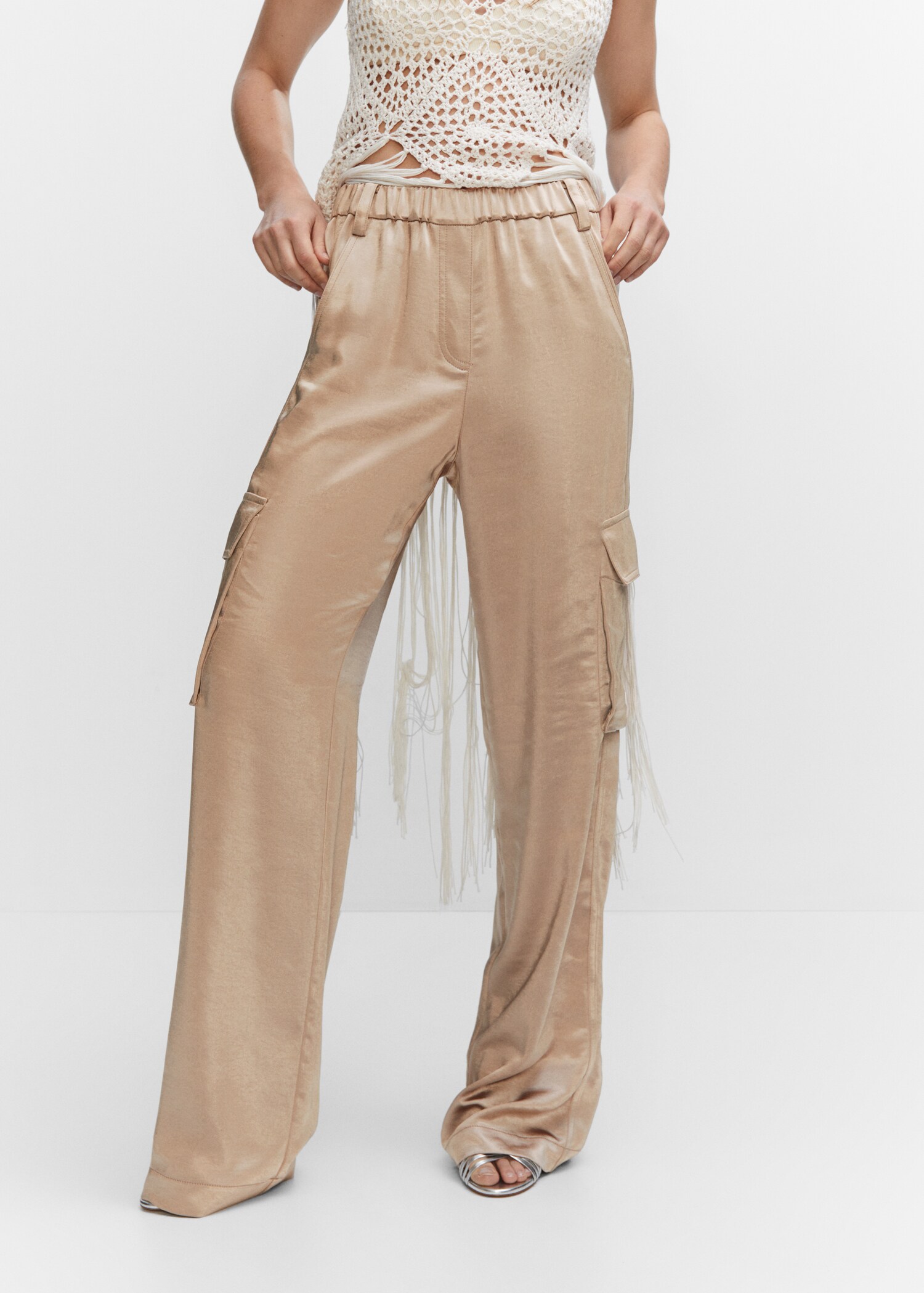 Pantalón cargo satinado - Plano medio