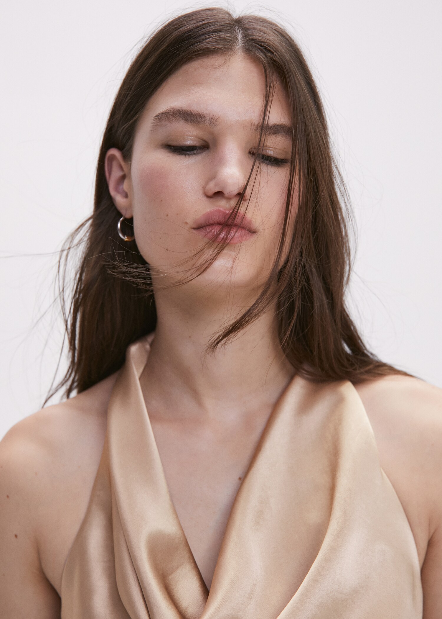 Satijnen jumpsuit met gedrapeerde hals - Detail van het artikel 1