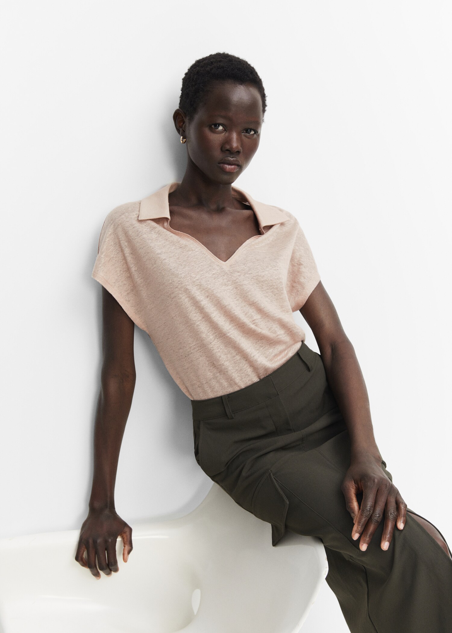 V-neck linen polo shirt - Details of the article 2