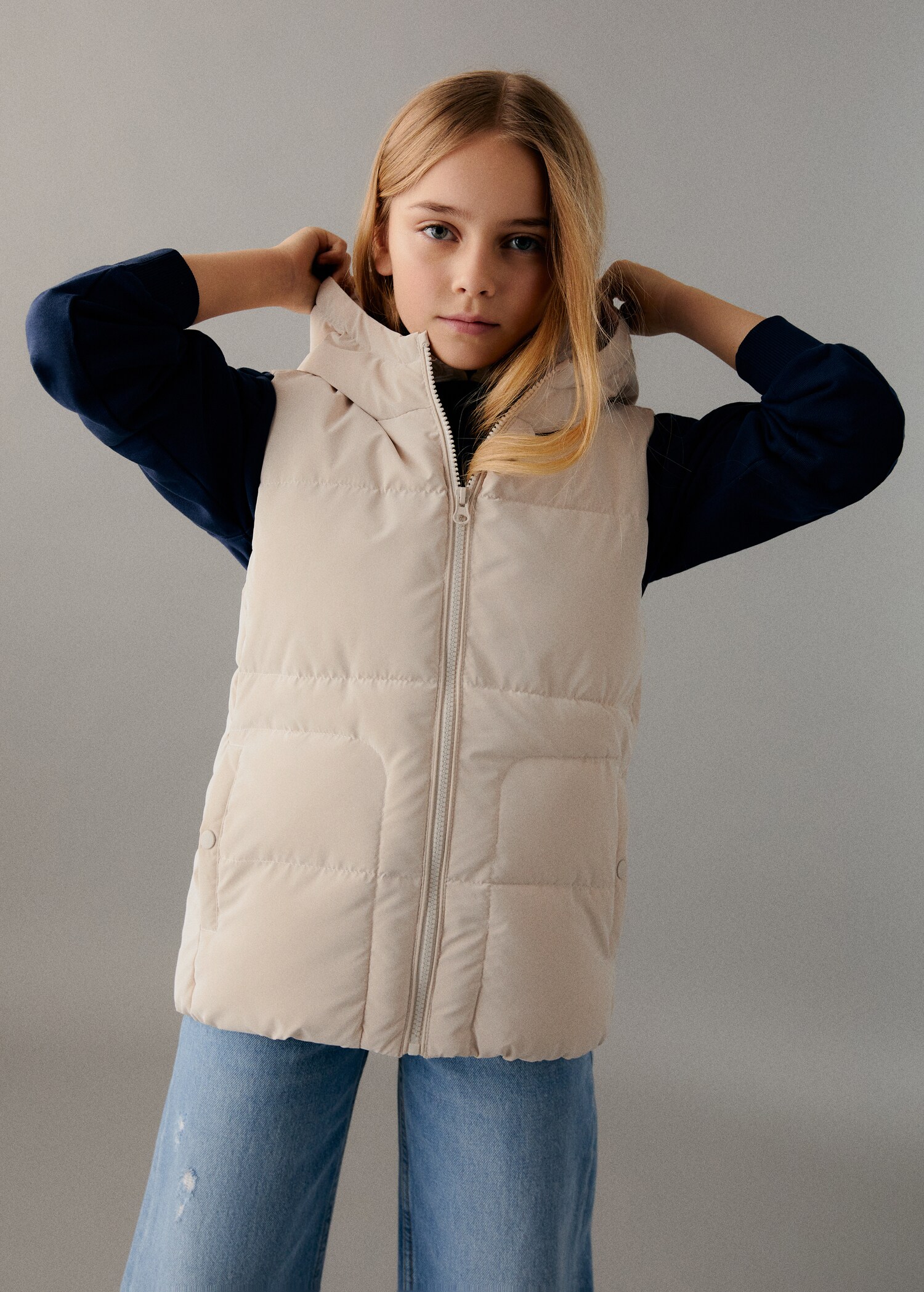 Gilet matelassé à capuche - Plan moyen