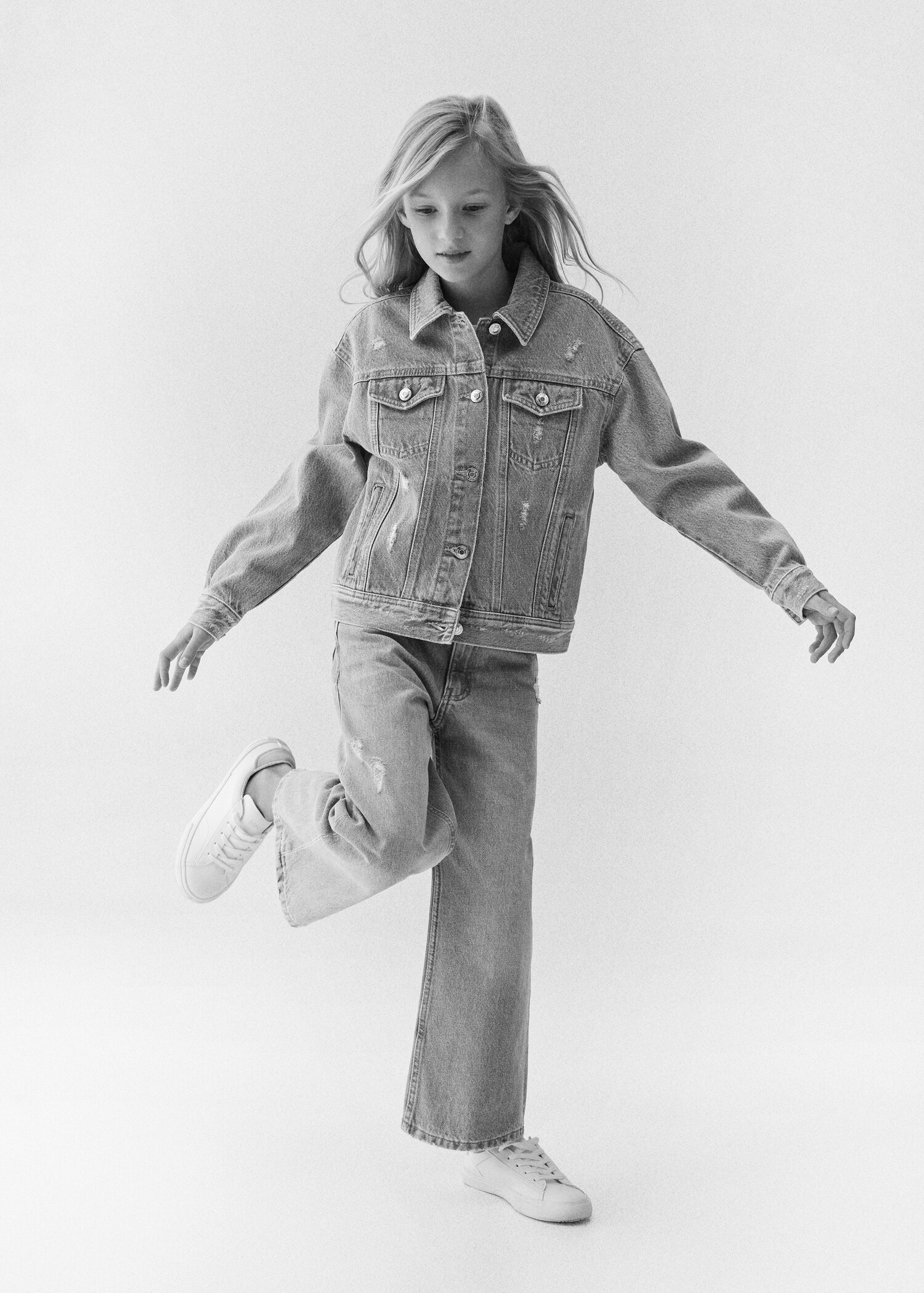 Denim jacket with decorative rips - Details of the article 2