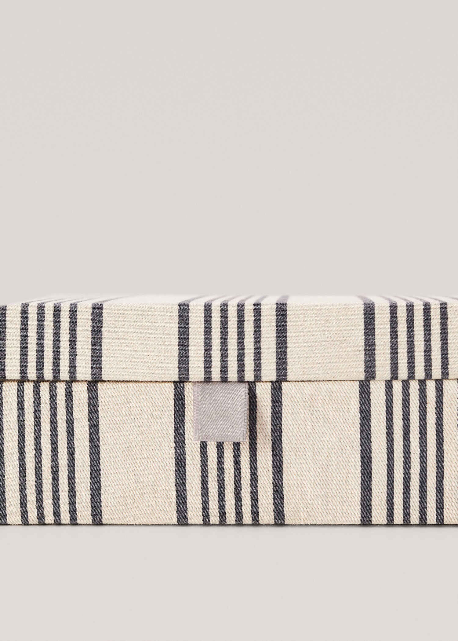 Striped jewellery box - Details of the article 2