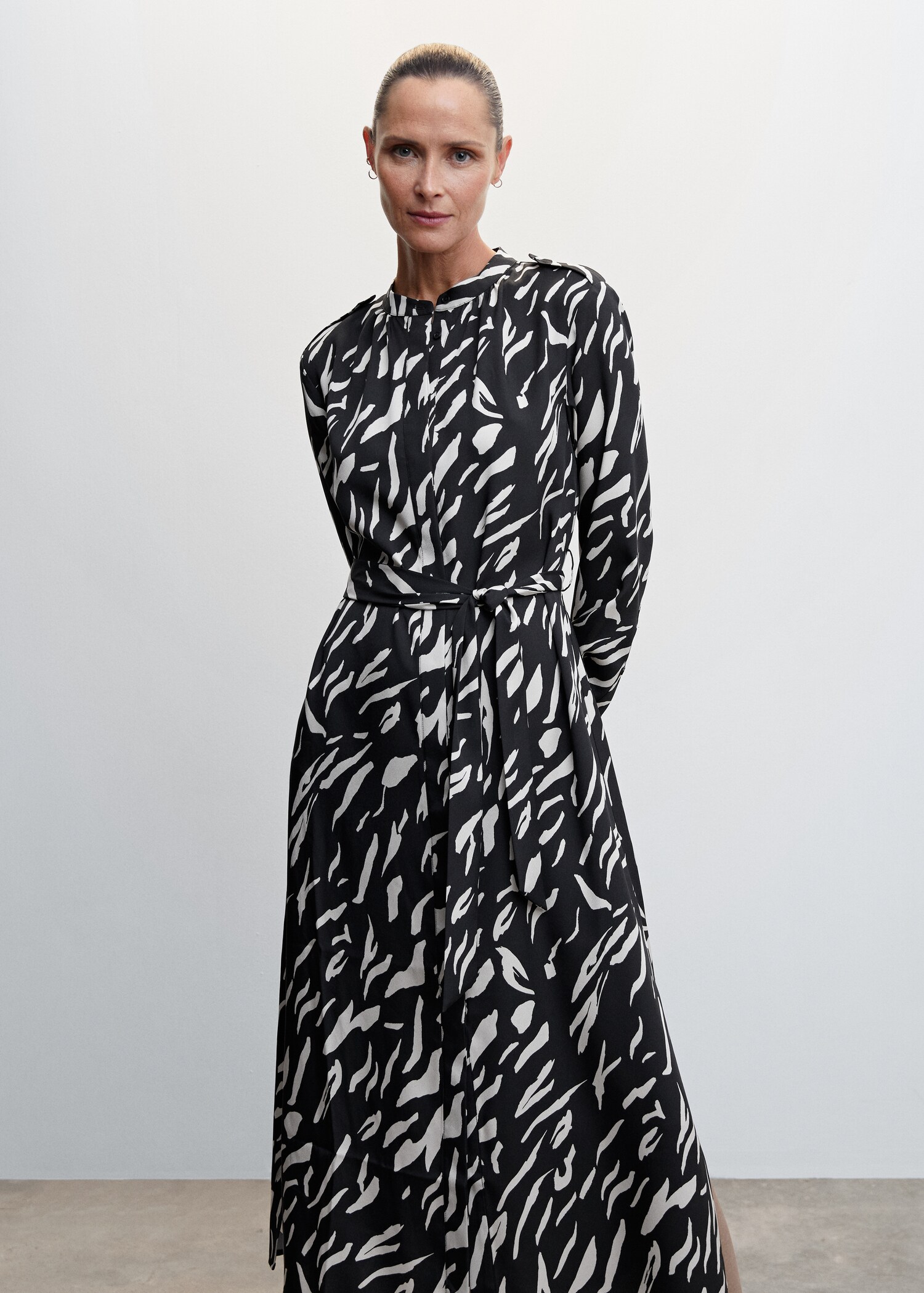 Vestido estampado midi - Plano medio
