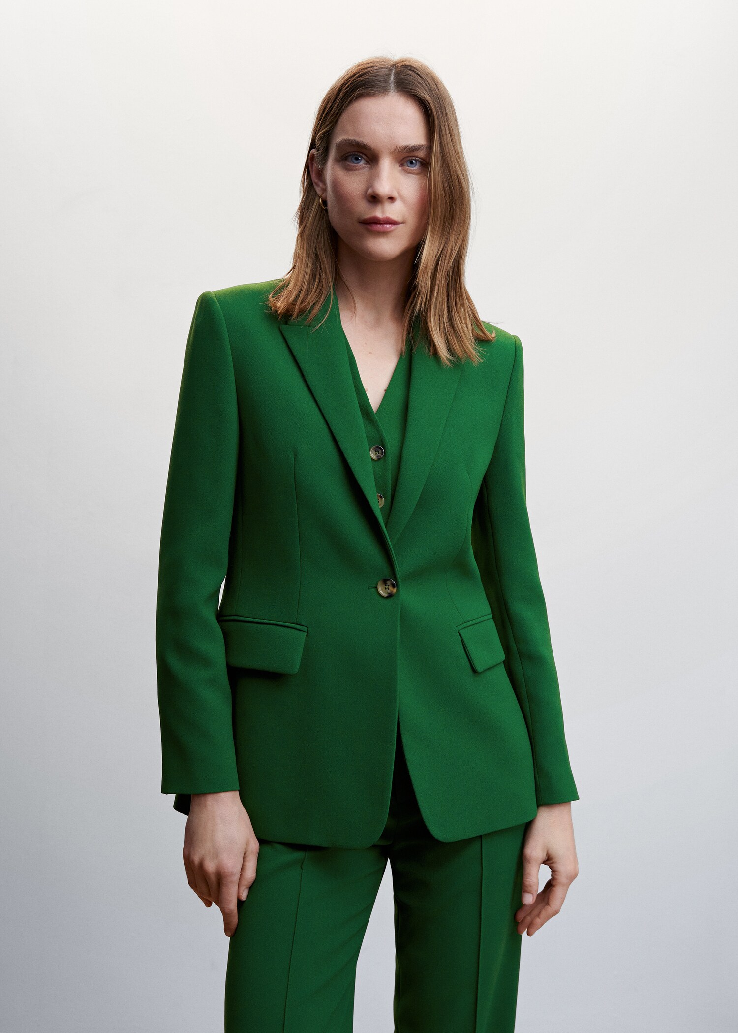 Veste costume bouton  - Plan moyen