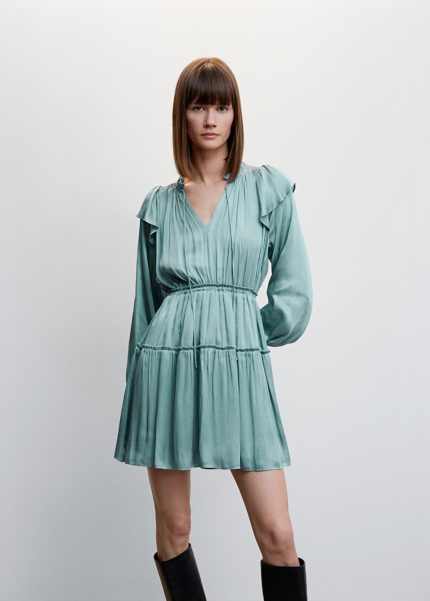 Vestido satinado volantes - Plano medio