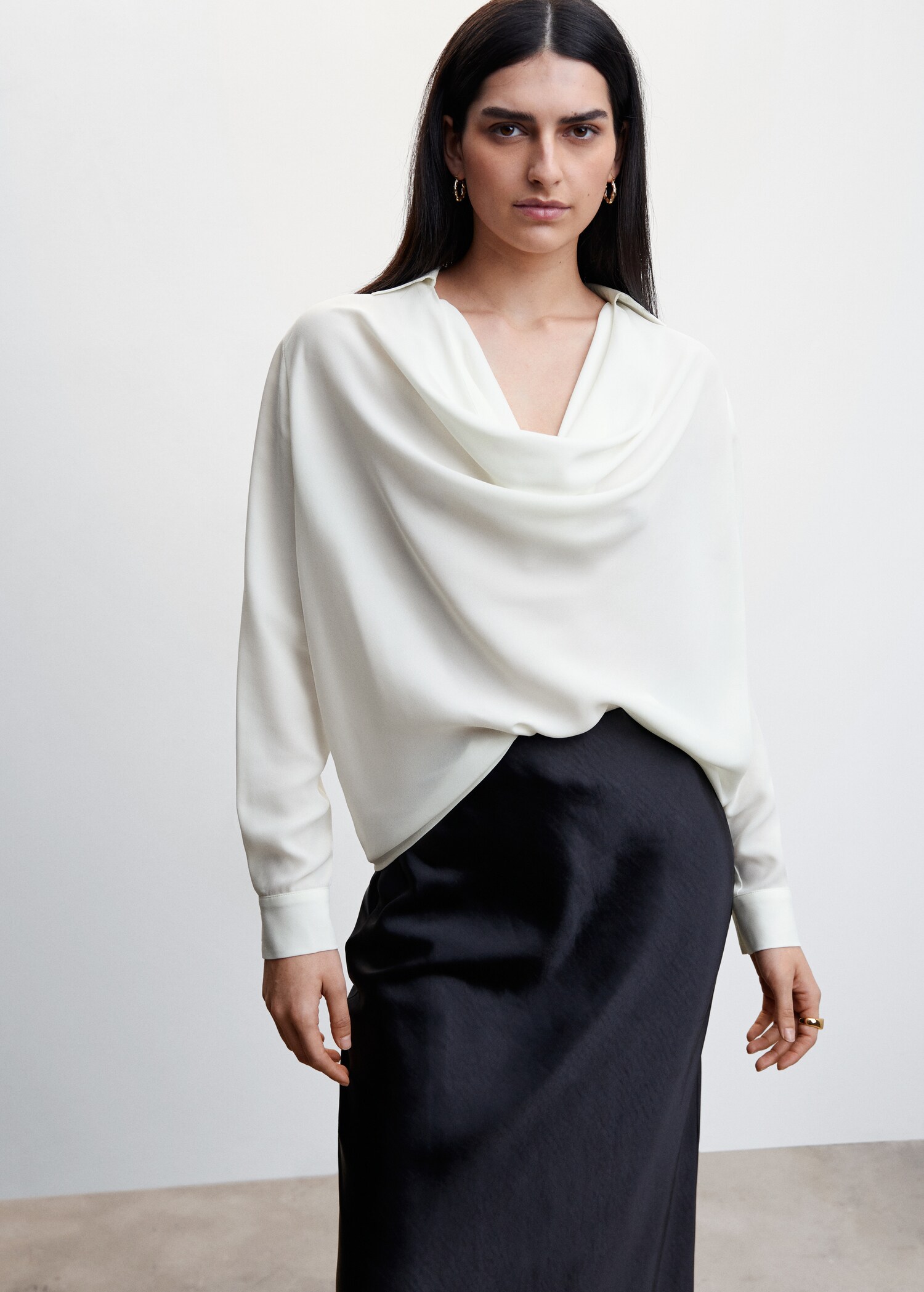 Blusa cuello drapeado - Plano medio