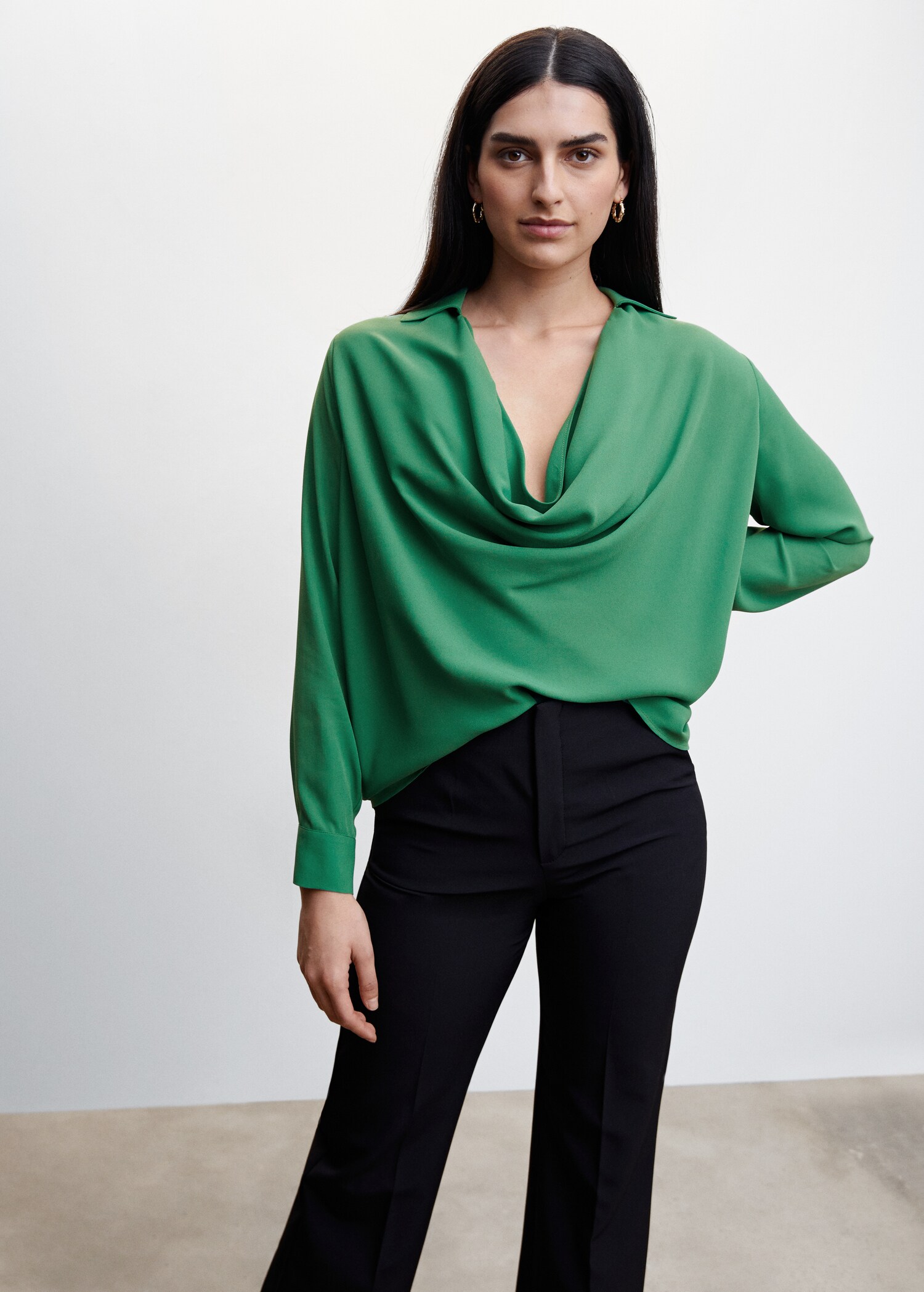Blusa cuello drapeado - Plano medio