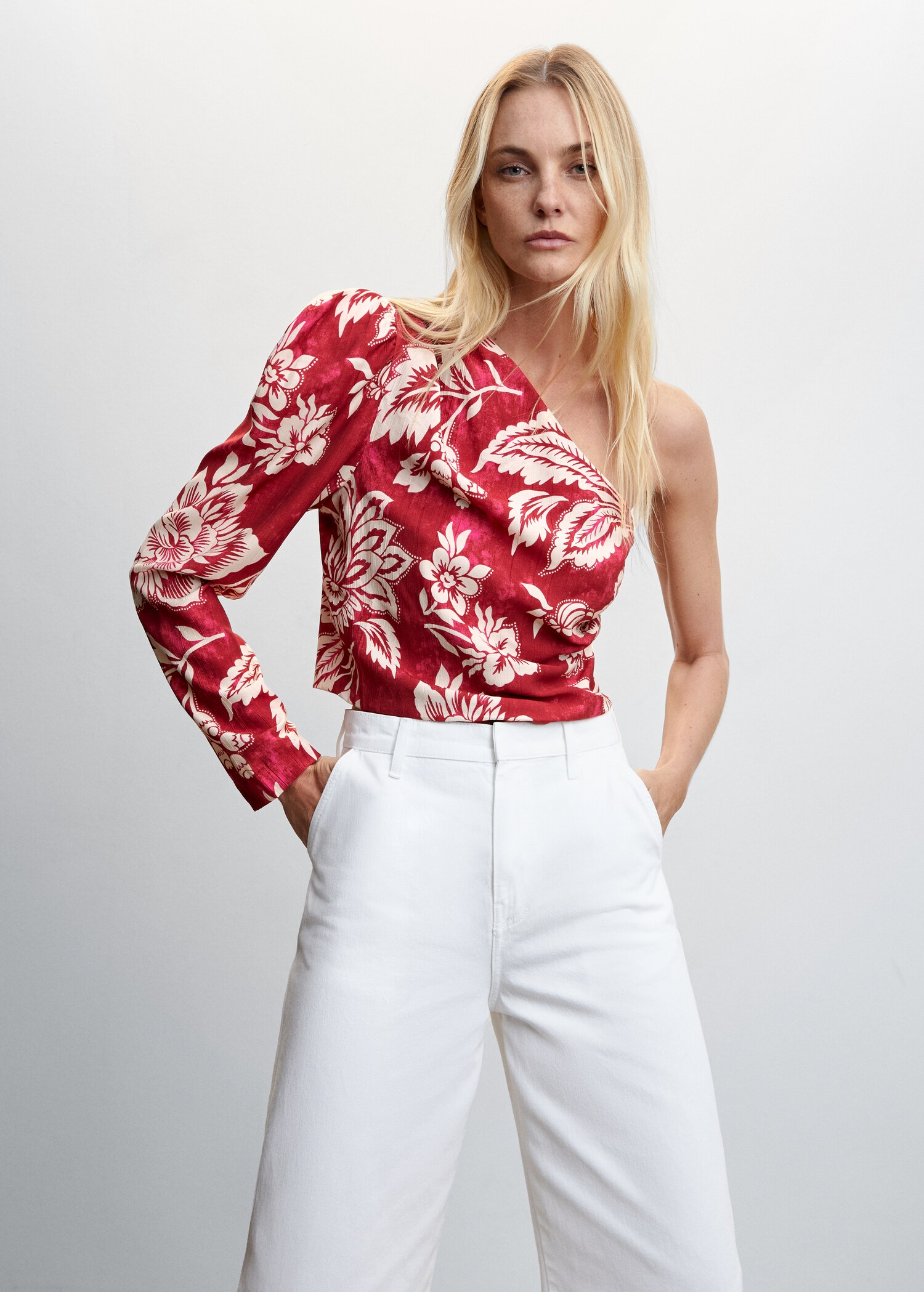 Blusa asimétrica estampada - Plano medio