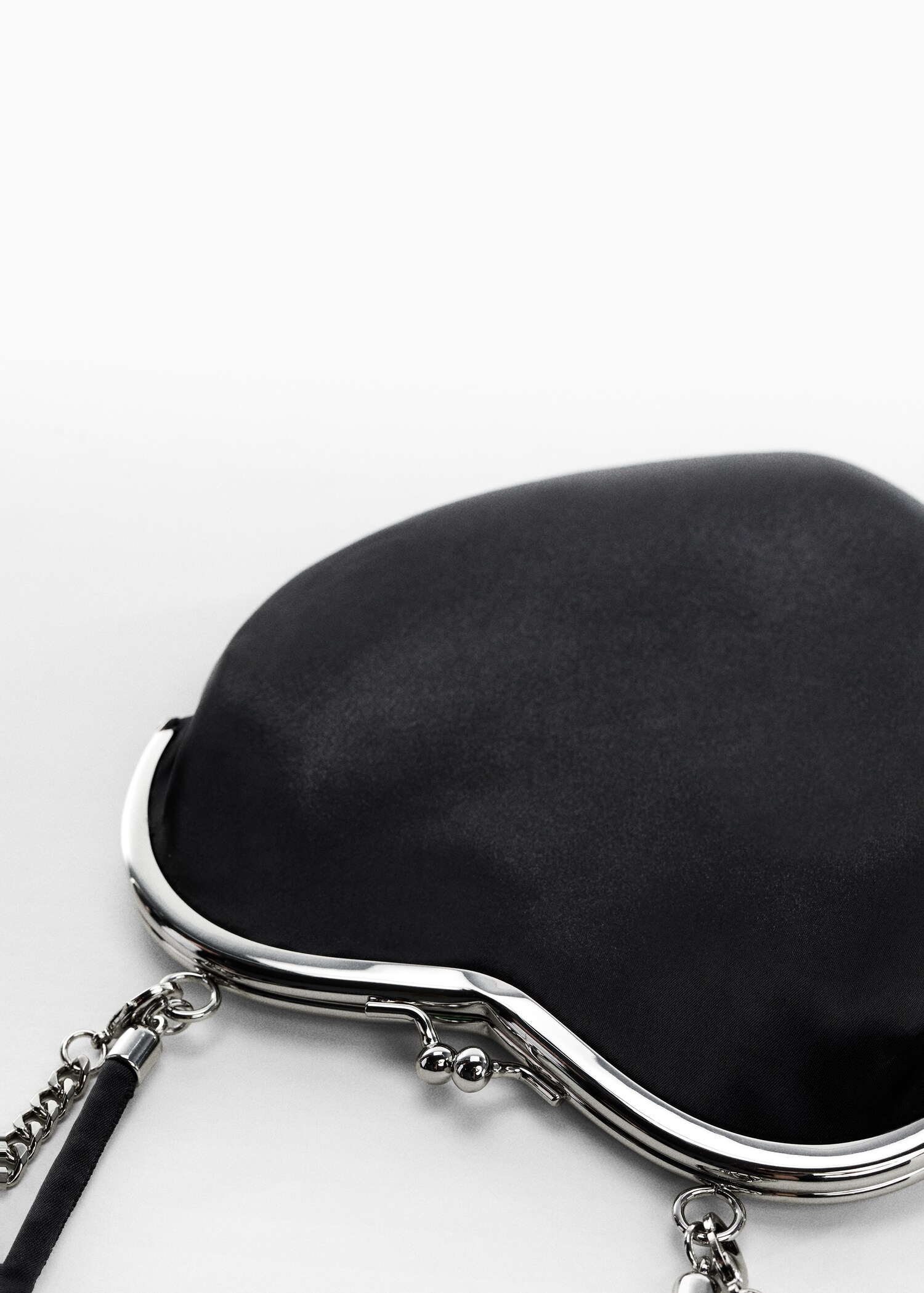Satin bag with metal clasp - Details of the article 1
