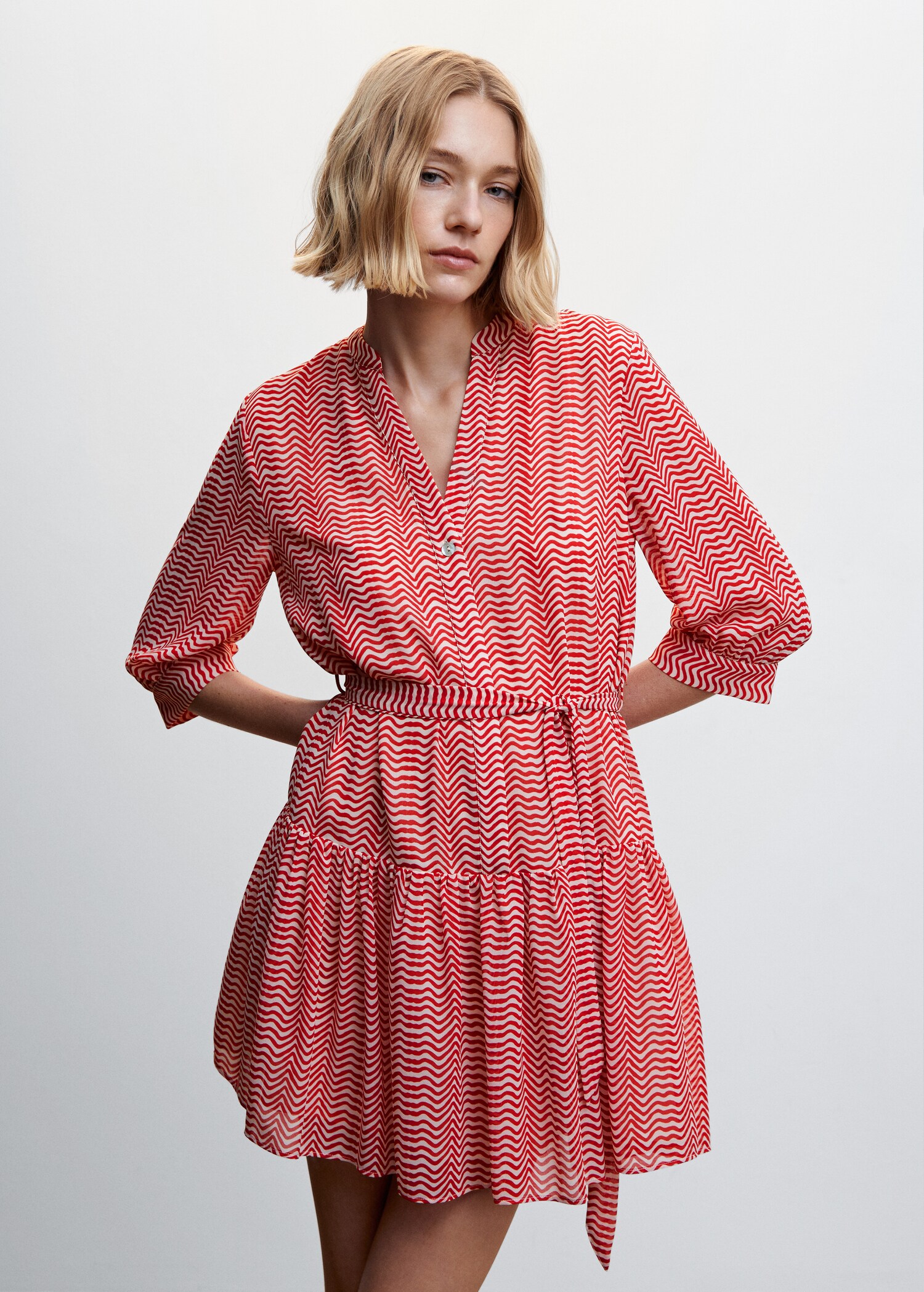 Bedrucktes Kleid mit Taillenband - Mittlere Ansicht