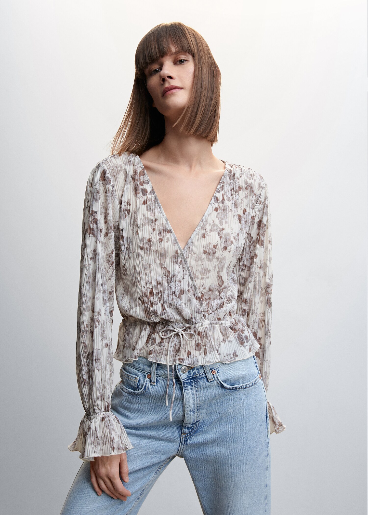 Blusa plisada flores - Plano medio